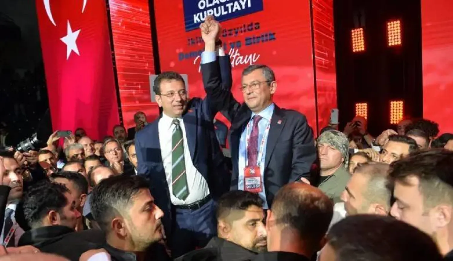 رئيس بلدية إسطنبول المحتجز أكرم إمام أوغلو رافعاً يد أوزغور أوزيل عقب إعلان فوزه برئاسة حزب «الشعب الجمهوري» خلال المؤتمر العام للحزب في 2023 الذي أبطله القضاء التركي في مايو الماضي (حساب الحزب في إكس)