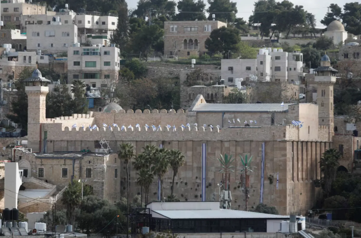 Israeli flags flutter on the Ibrahimi mosque, also known as the Cave of the Patriarchs, in Hebron, in the Israeli-occupied West Bank April 21, 2026. REUTERS/Yosri Aljamal/File Photo 