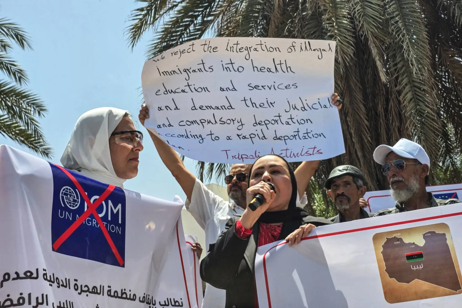 مظاهرة وسط العاصمة الليبية الثلاثاء لمطالبة السلطات بعدم توطين المهاجرين السريين المتسللين إلى ليبيا عبر الحدود (أ.ف.ب)