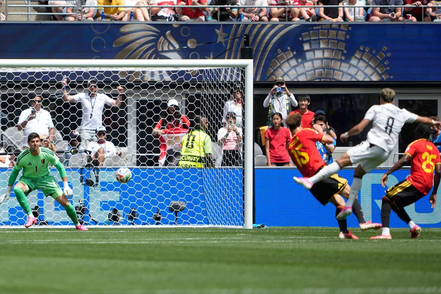 تسديدة إمام عاشور لاعب منتخب مصر في طريقها لمعانقة شِباك بلجيكا (أ.ب)