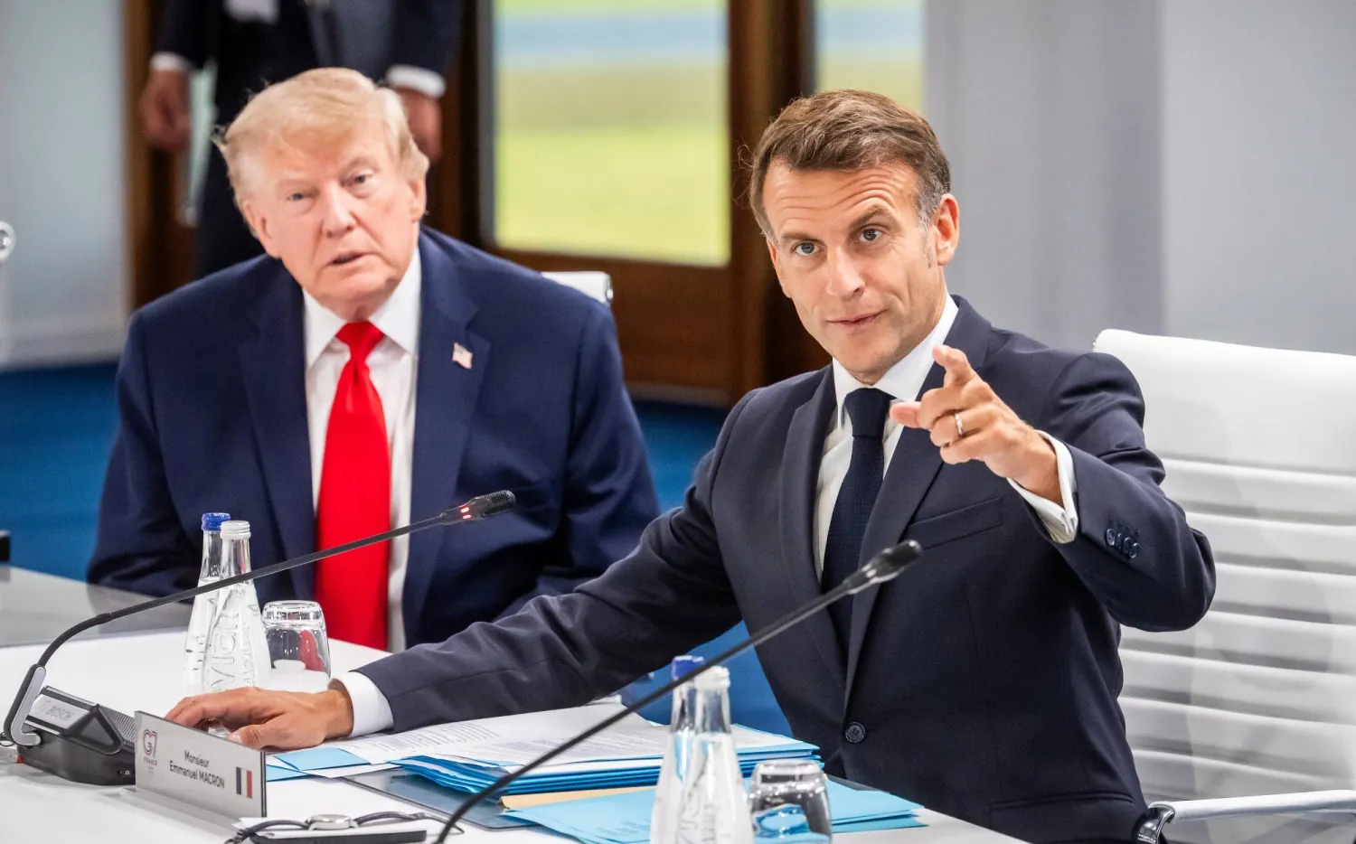 الرئيس الفرنسي إيمانويل ماكرون يتحدث إلى جانب الرئيس الأميركي دونالد ترمب في بداية جلسة العمل مع مجموعة السبع وضيوفها في إيفيان بفرنسا 16 يونيو 2026 (د.ب.أ)