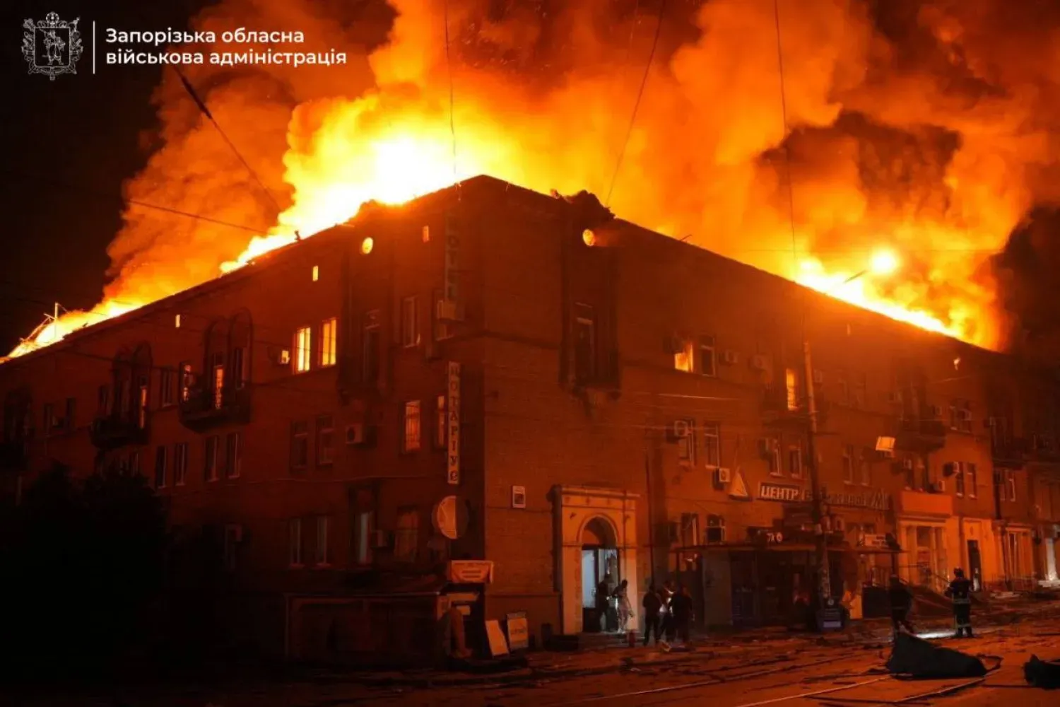 Zaporijya bölgesindeki yetkililer tarafından yayınlanan bir fotoğrafta, Rus hava saldırısının ardından yanan bir bina görülüyor (AP)