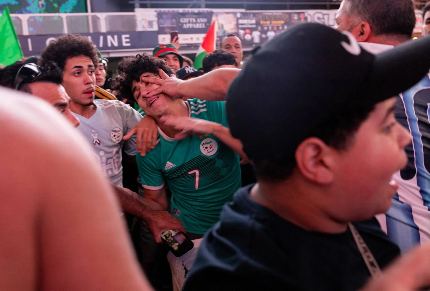 مشاجرة عنيفة بين مشجعي منتخبي الأرجنتين والجزائر لكرة القدم في نيويورك (رويترز)