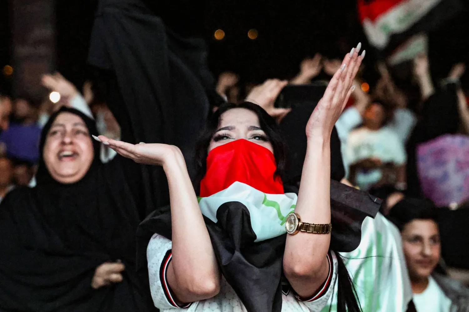مشجعة عراقية تساند أسود الرافدين (رويترز)