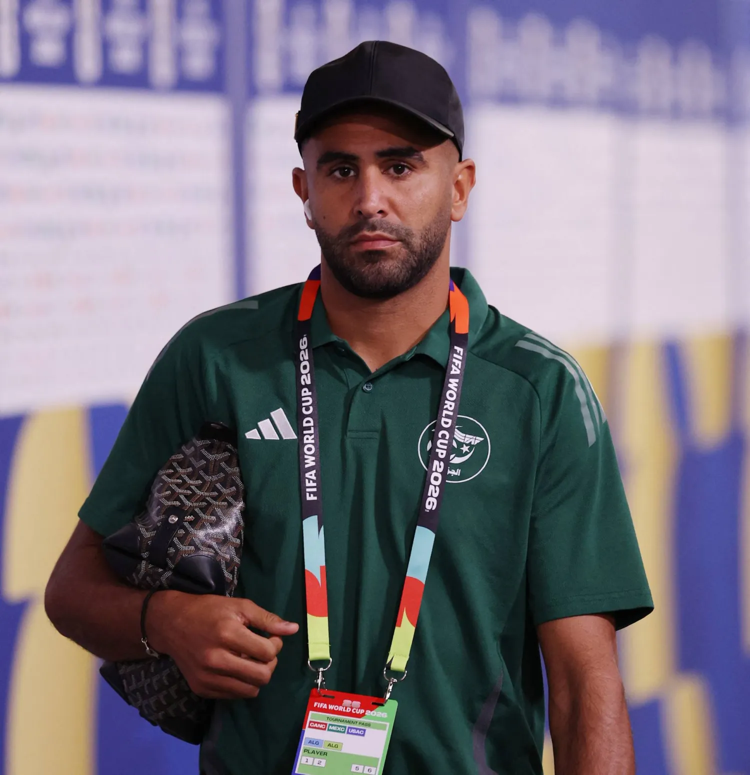 محرز في ممر اللاعبين قبل مباراة الجزائر والأرجنتين (رويترز)