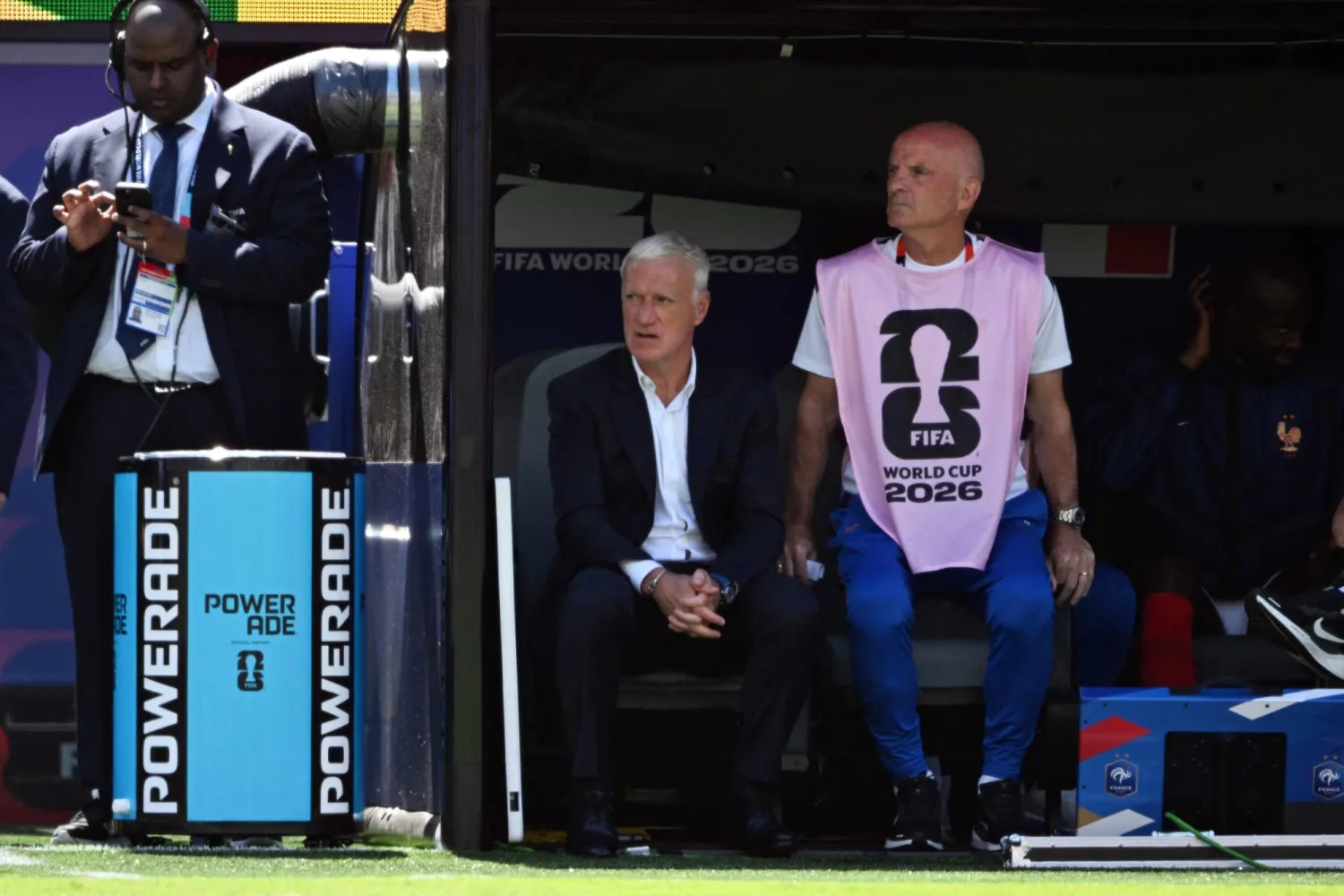 ديشان يراقب أداء لاعبيه خلال الشوط الأول أمام السنغال (أ.ف.ب)