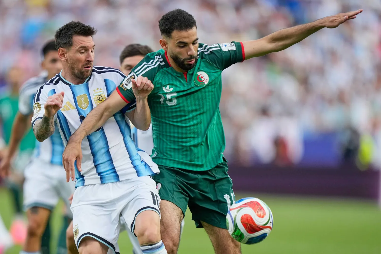 ميسي في صراع على الكرة مع آيت نوري لاعب الجزائر (أ.ب)