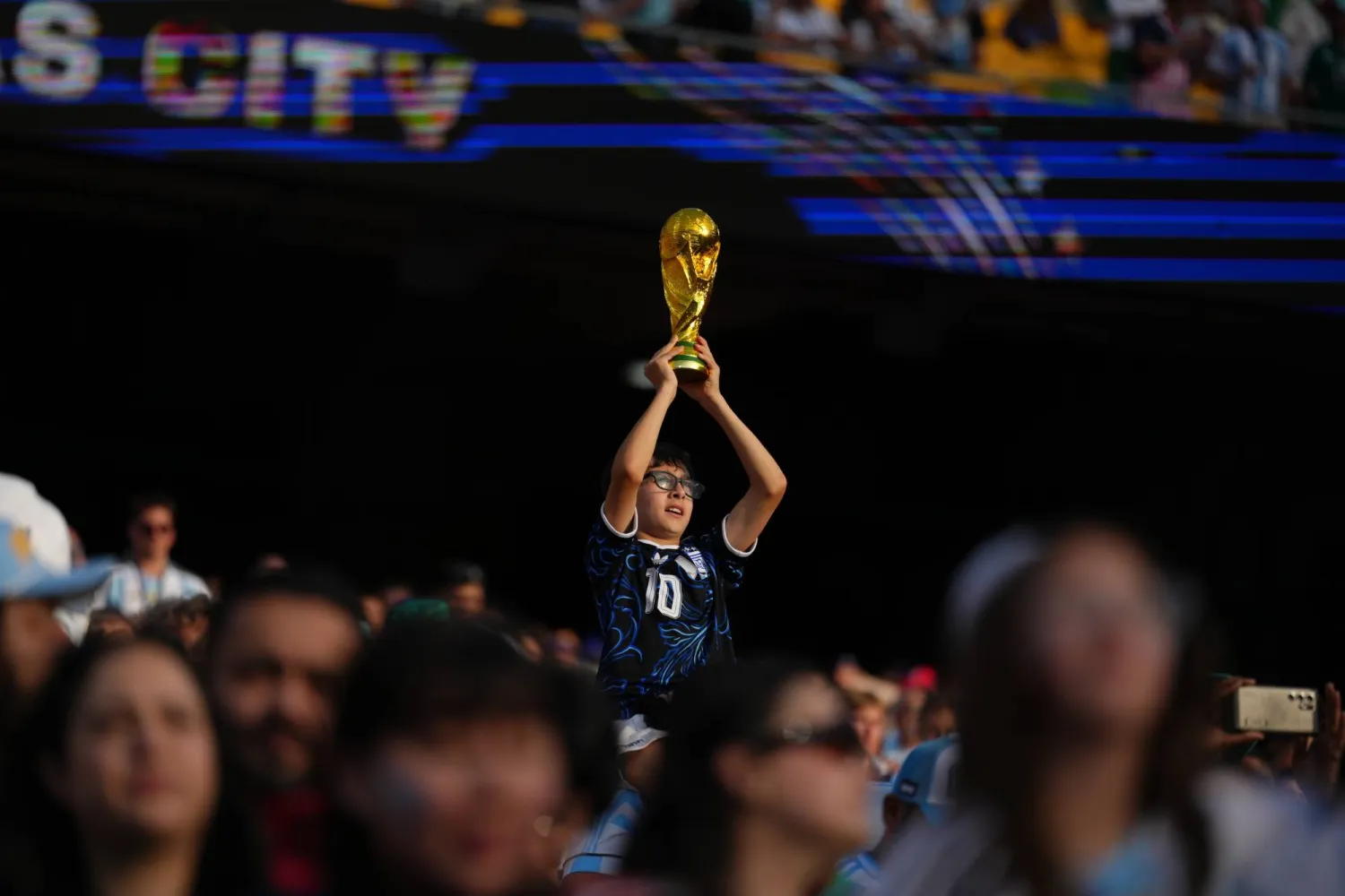 مشجع ارجنتيني يعبر عن أمانيه بكأس عالم جديدة (أ.ب)