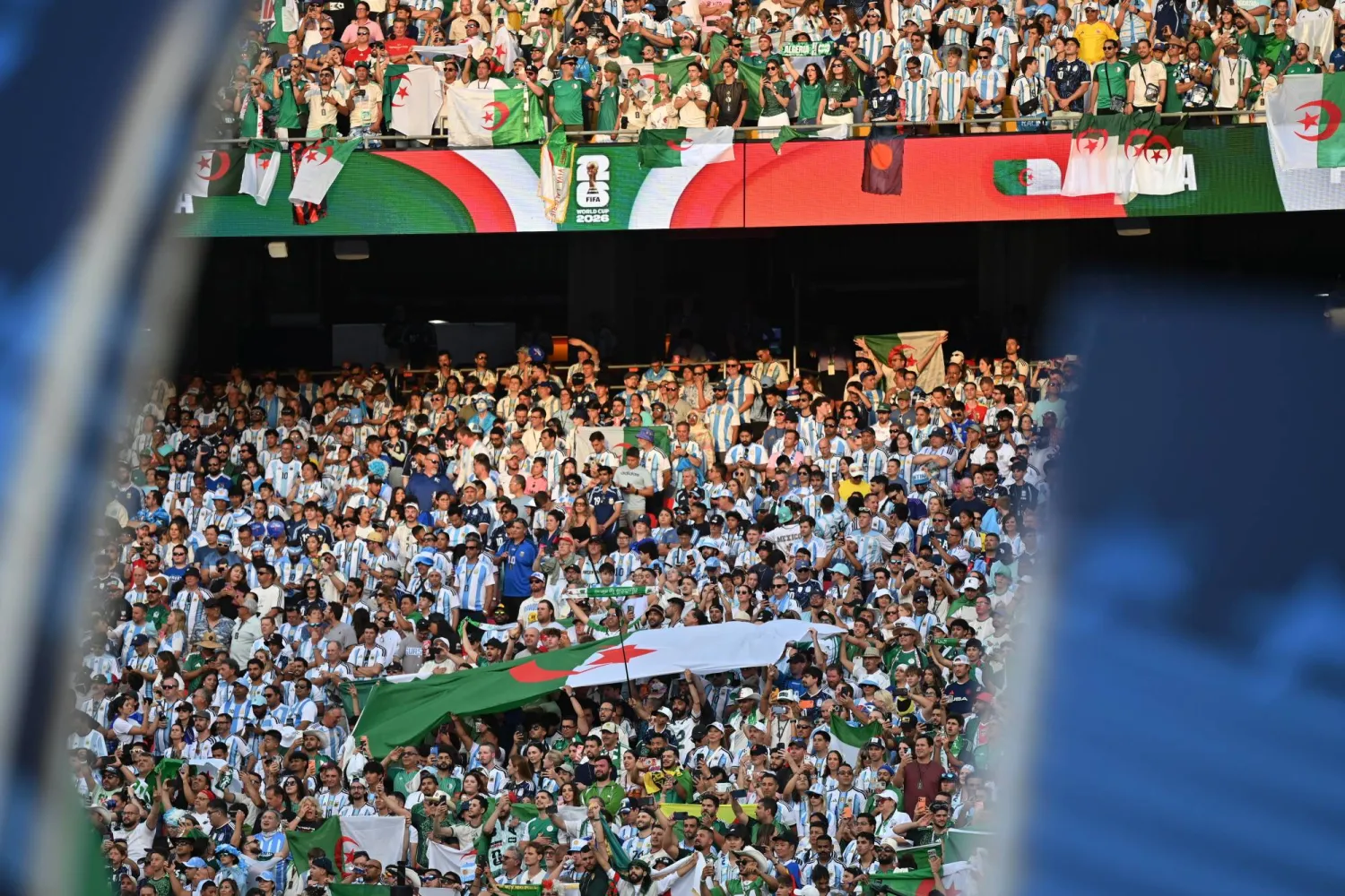 جماهير جزائرية ساندت منتخب بلادها في المباراة (إ.ب.أ)