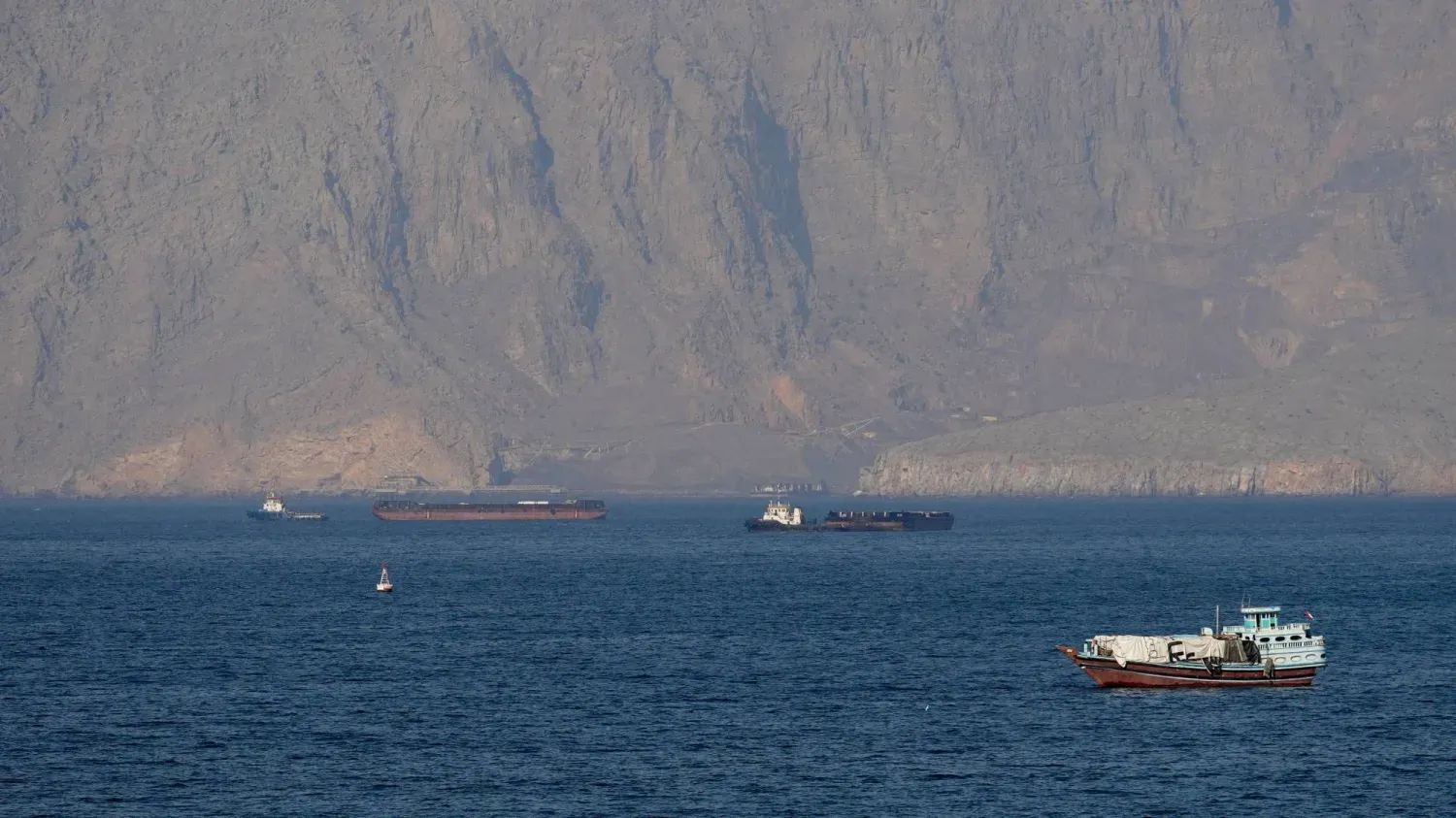 Umman'ın Musandam kıyıları açıklarında, Hürmüz Boğazı'nda gemiler ve petrol tankerleri (Reuters)