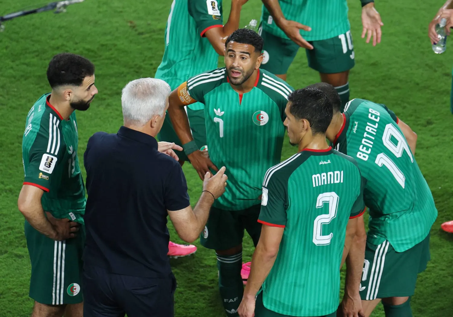 نقاش يجمع مدرب الجزائر مع اللاعبين بحضور رياض محرز (رويترز) 