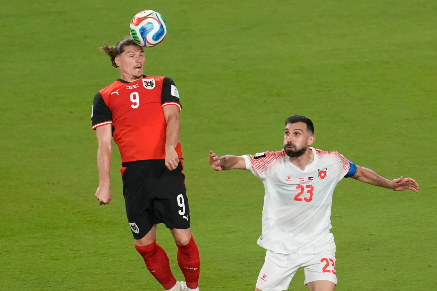 شهدت المواجهة أداء متقارباً بين المنتخبين لكن النمسا نجحت في خطف النتيجة (أ.ب)