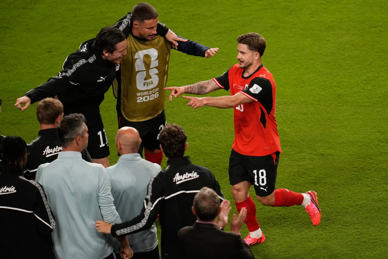 يحتفل رومانو شميد لاعب المنتخب النمساوي مع زملائه بعد تسجيله الهدف الأول (أ.ب)