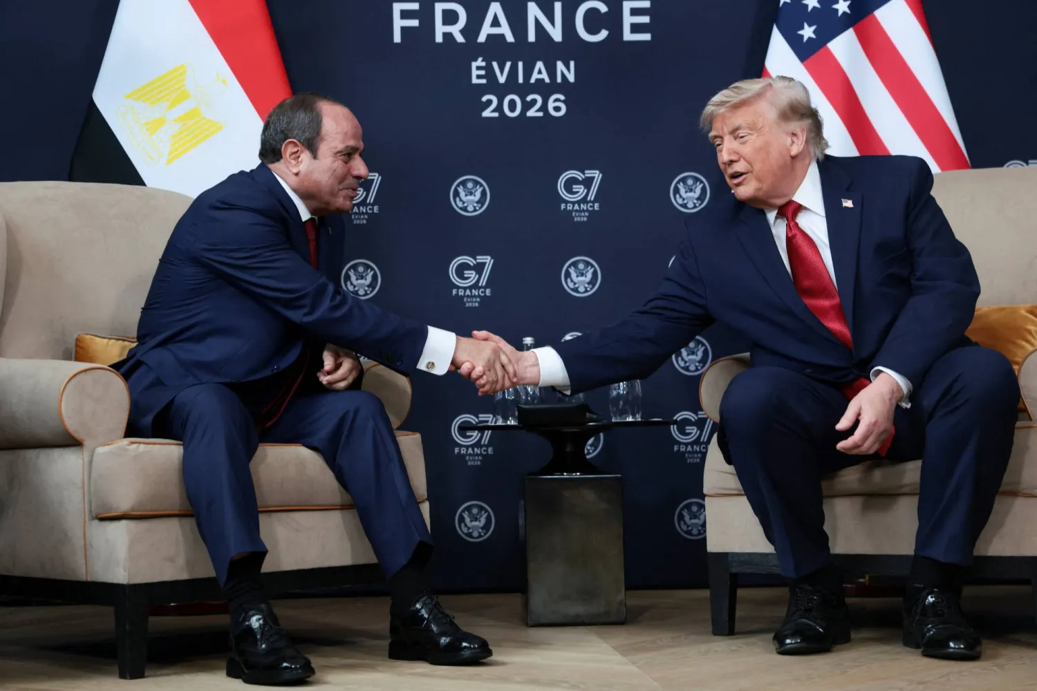 الرئيس المصري عبد الفتاح السيسي والرئيس الأميركي دونالد ترمب خلال اجتماع ثنائي على هامش قمة مجموعة السبع في إيفيان لي بان بفرنسا (رويترز)