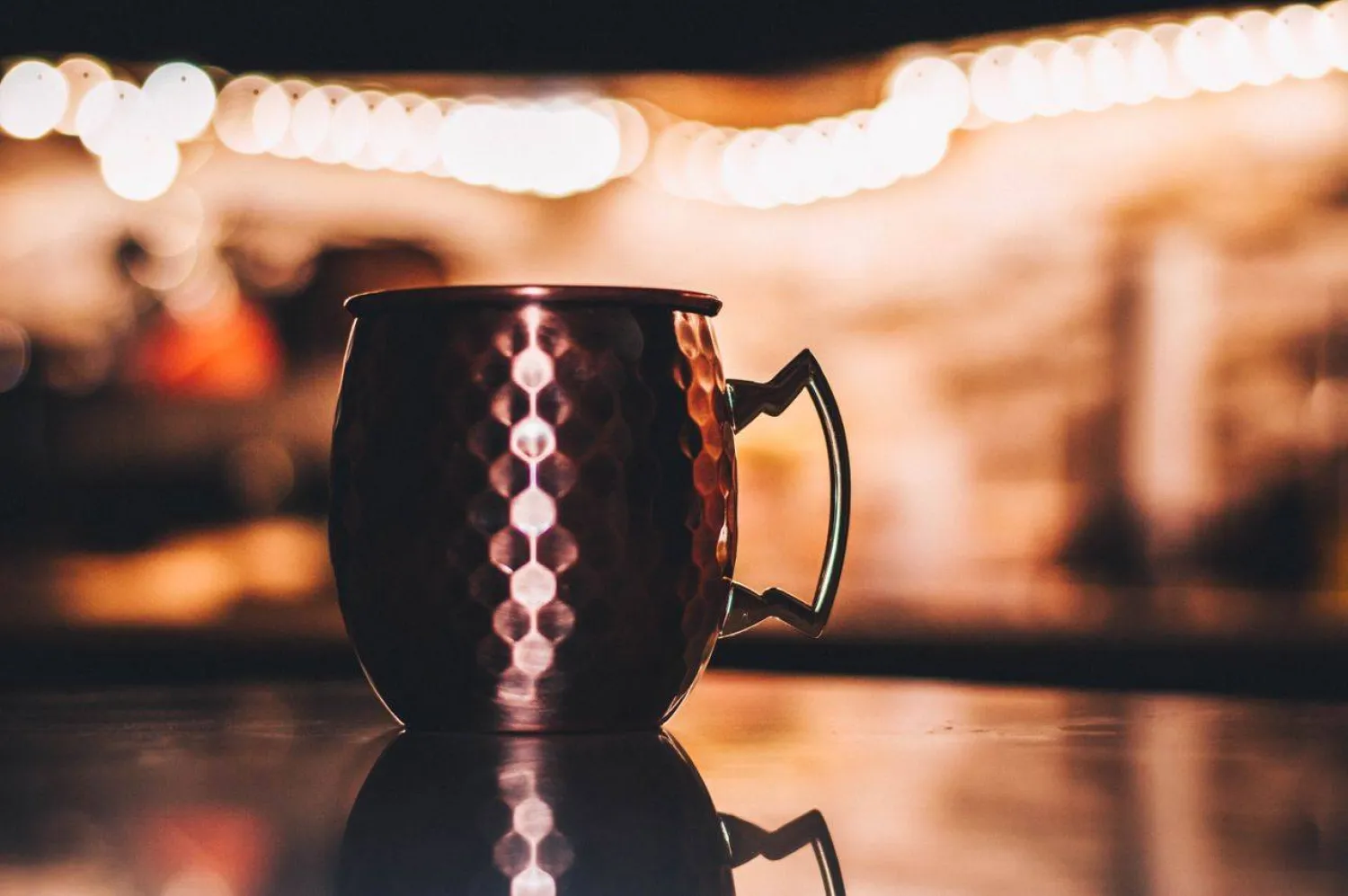 الفوائد الصحية للأكواب النحاسية والمخاطر المحتملة (بكسلز)