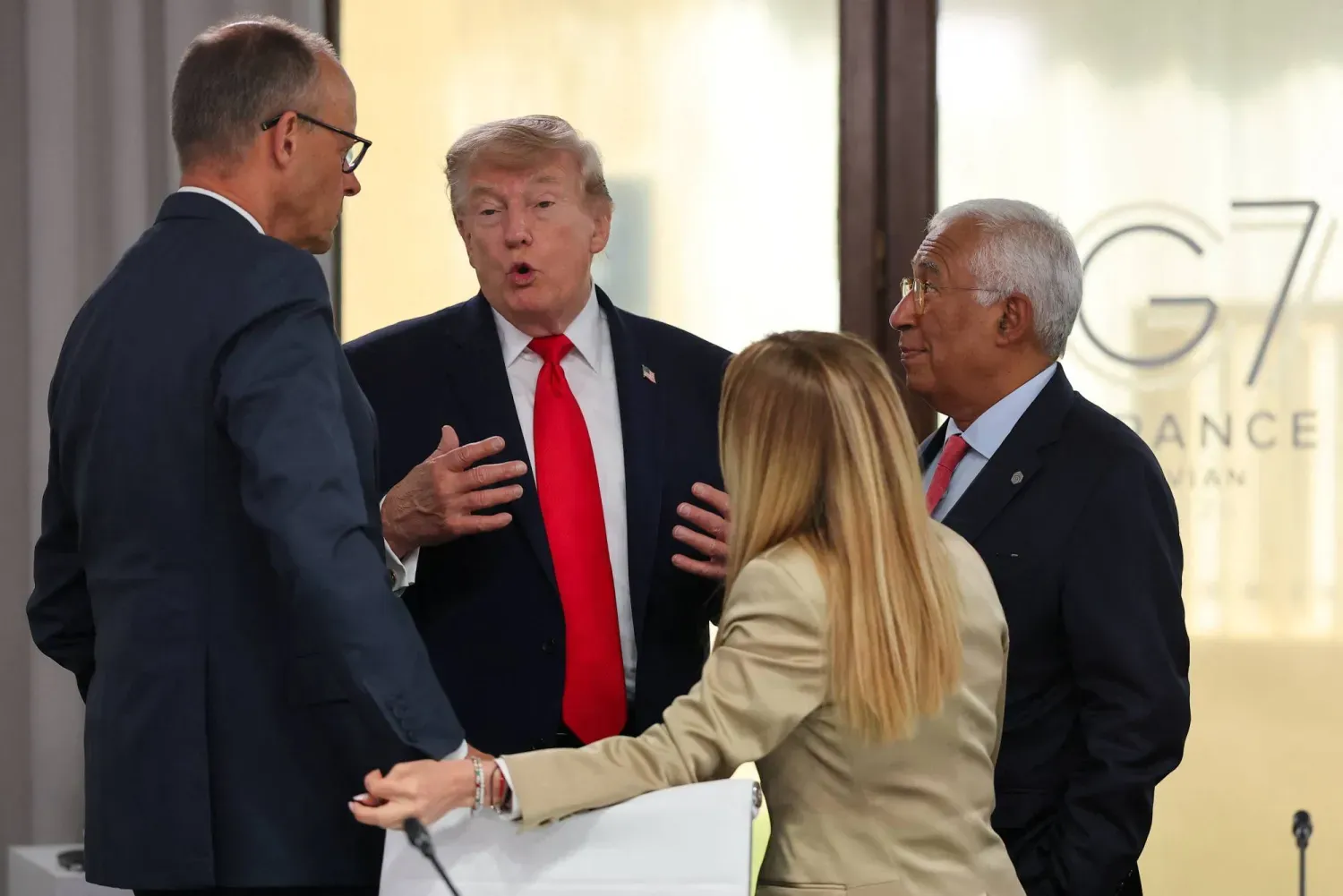  ABD Başkanı Donald Trump, G7 liderleriyle düzenlenen çalışma yemeği sırasında Almanya Başbakanı Friedrich Merz (solda), Avrupa Konseyi Başkanı Antonio Costa (sağda) ve İtalya Başbakanı Giorgia Meloni ile sohbet ediyor. (AP)