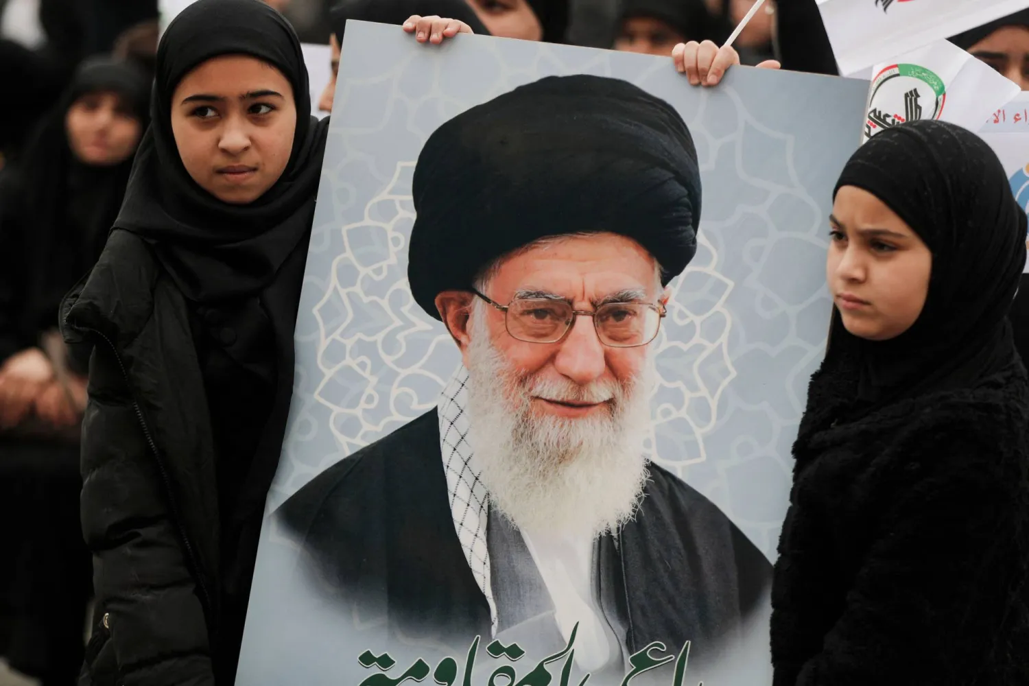 طالبات يرفعن صورة للمرشد الإيراني السابق علي خامنئي خلال مظاهرة مناهضة للولايات المتحدة وإسرائيل في بغداد... 12 مارس 2026 (أ.ف.ب)