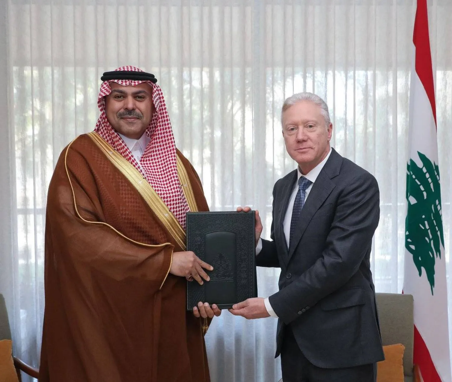 السفير السعودي الجديد لدى لبنان فهد بن عبد الرحمن الدوسري مسلماً وزير الخارجية والمغتربين يوسف رجي نسخة من أوراق اعتماده (سفارة المملكة العربية السعودية لدى لبنان)