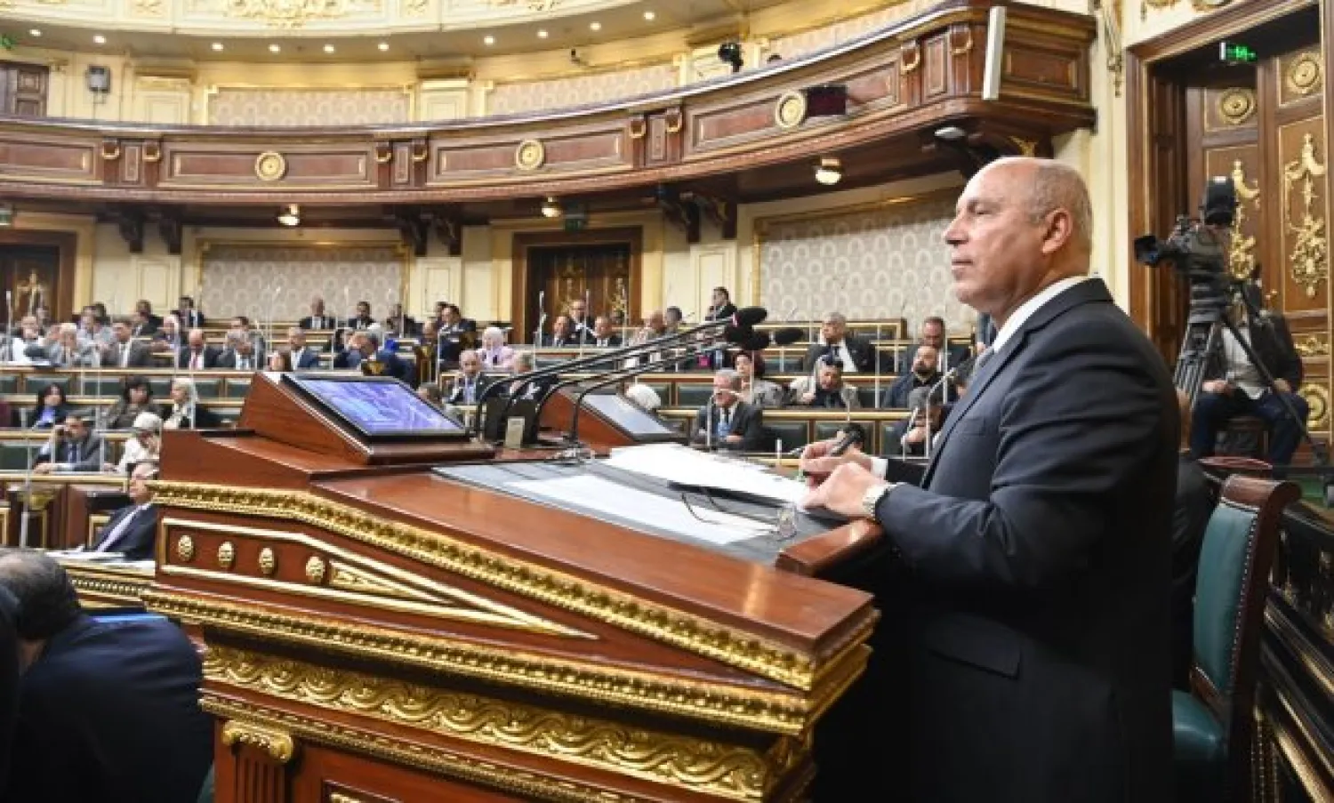 وزير النقل المصري كامل الوزير متحدثاً في جلسة برلمانية (رويترز)