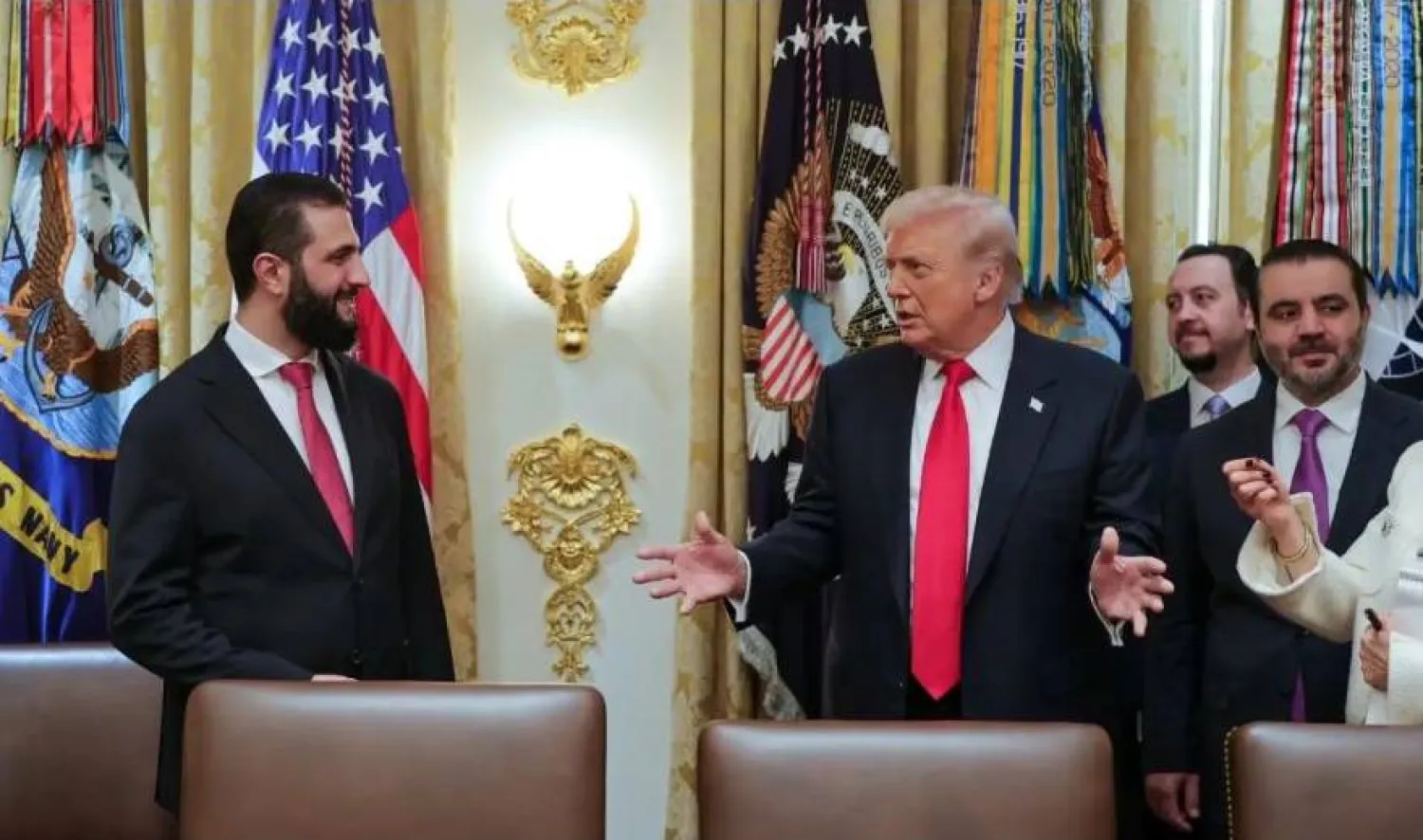 الرئيس الأميركي دونالد ترمب يستقبل نظيره السوري أحمد الشرع في البيت الأبيض (أرشيفية - رويترز)