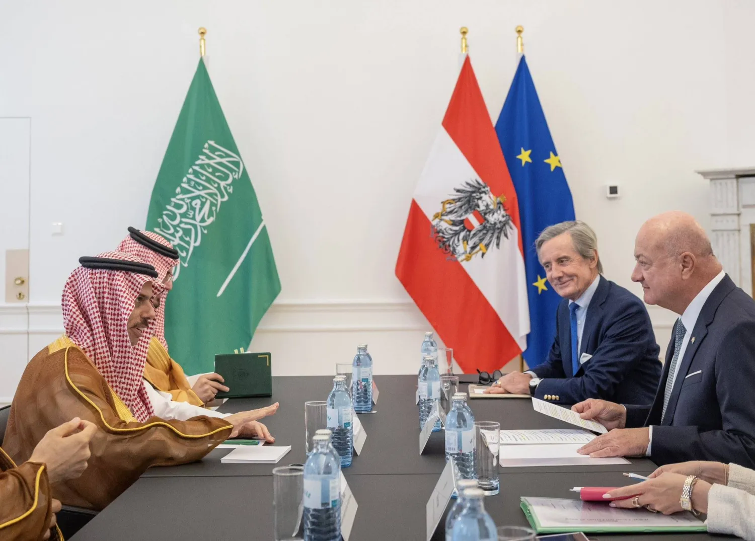 جانب من مباحثات وزير الخارجية السعودي مع المستشار الاتحادي للنمسا في فيينا الأربعاء (واس)