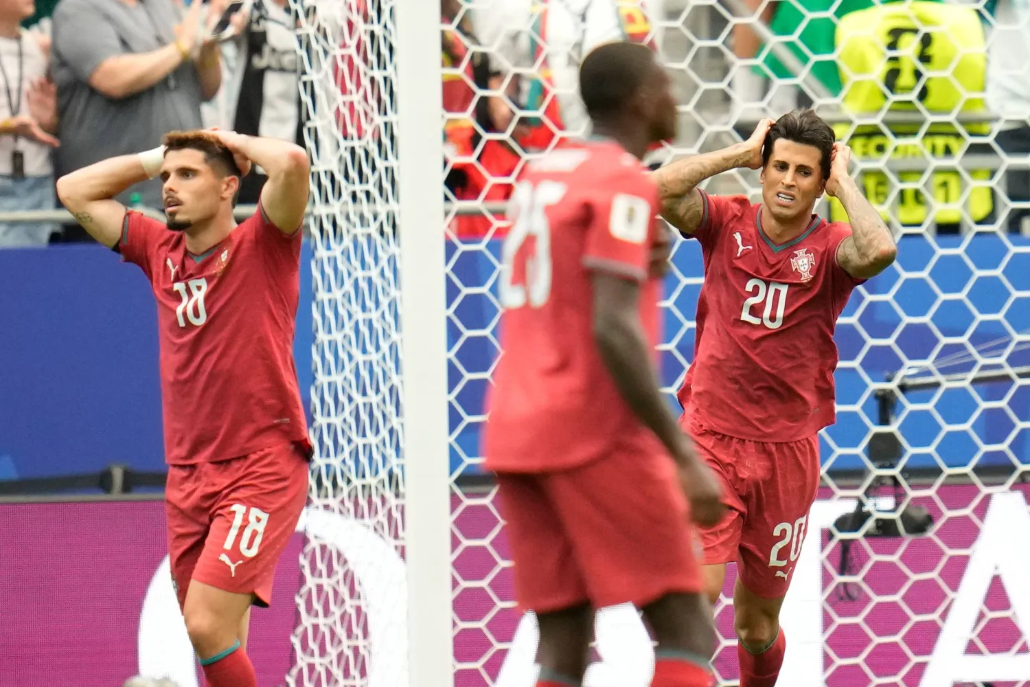 بيدرو نيتو وجواو كانسيلو من المنتخب البرتغالي يتفاعلان خلال مباراة البرتغال وجمهورية الكونغو (أ.ب)