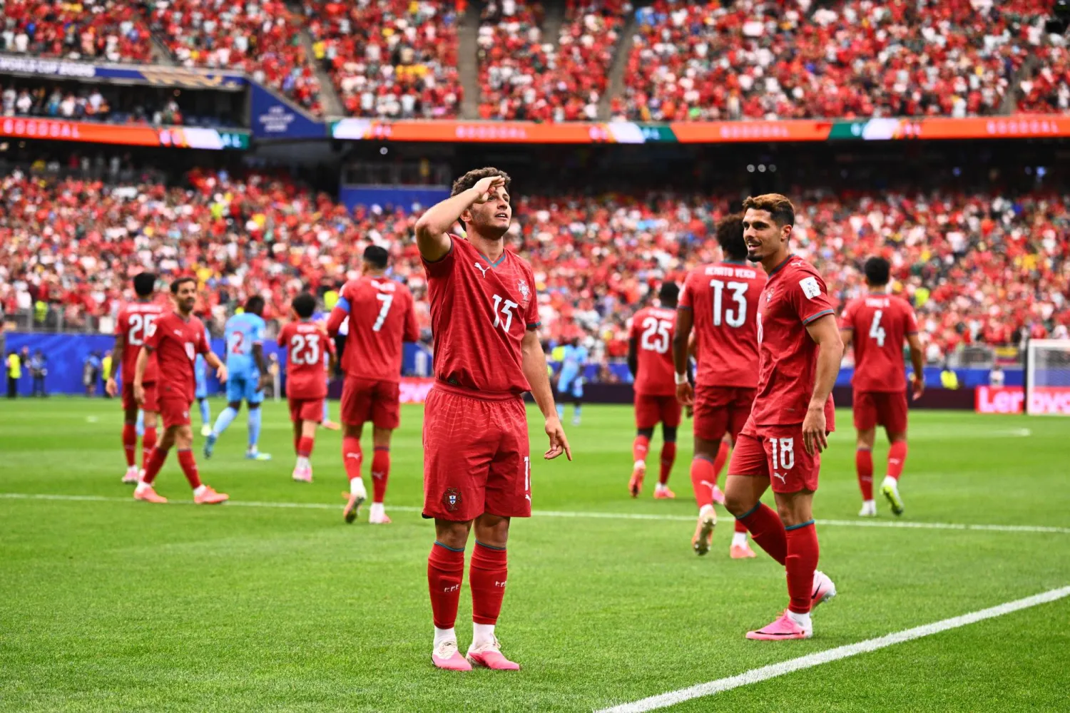 لاعب البرتغال جواو نيفيز  يحتفل بتسجيل الهدف الأول لمنتخبه برفقة زميله بيدرو نيتو (د.ب.أ)