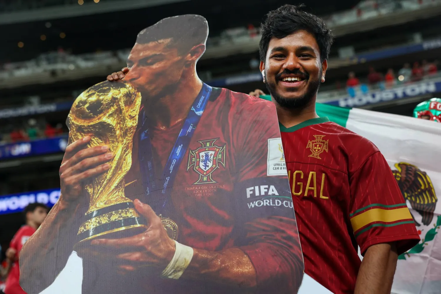 مشجعون للمنتخب البرتغالي يلتقطون الصور التذكارية قبل انطلاق مباراة البرتغال وجمهورية الكونغو الديمقراطية (إ.ب.أ)