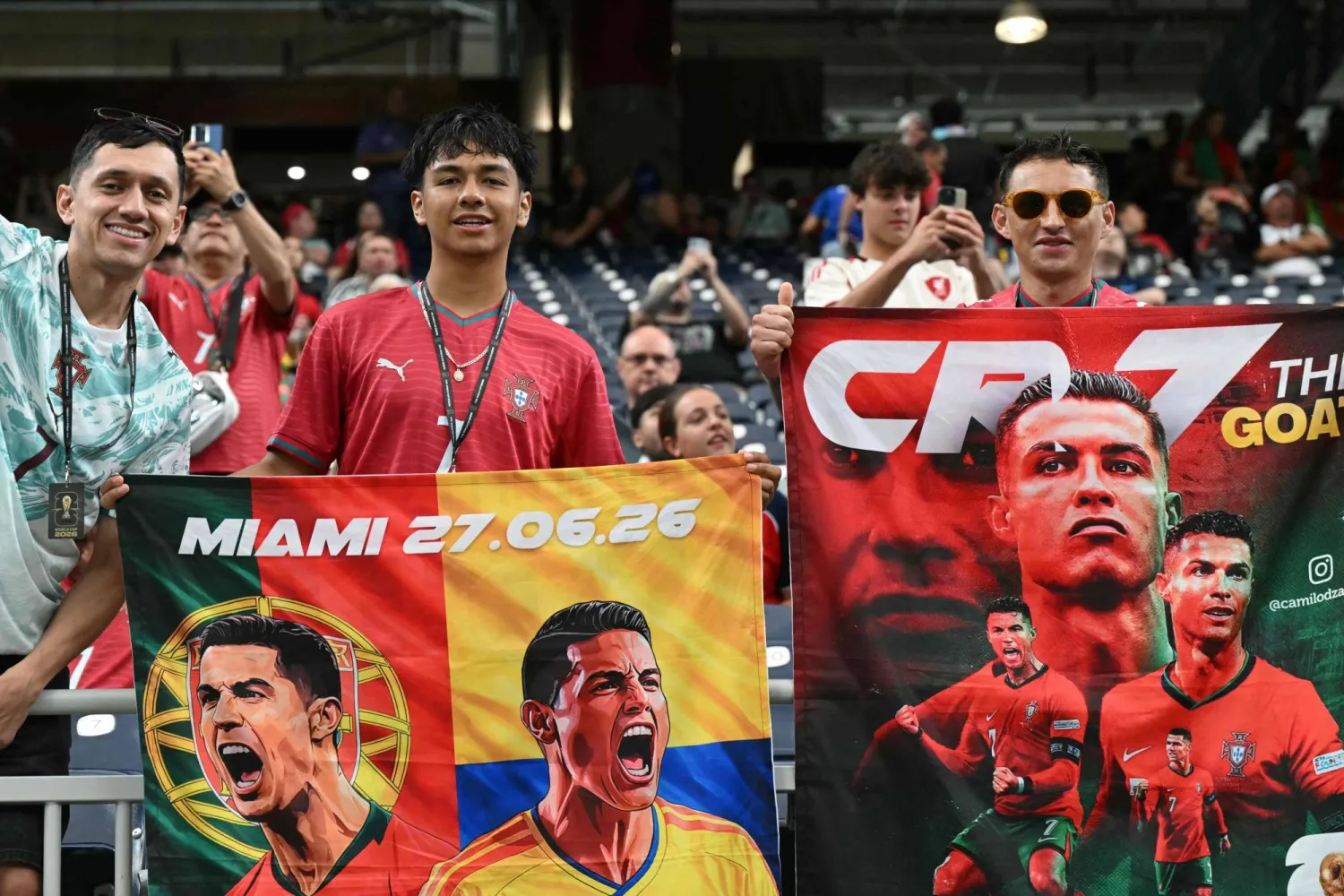مشجعون للمنتخب البرتغالي يلتقطون الصور وهم يؤدون وضعيات تحاكي احتفال نجم البرتغال كريستيانو رونالدو (أ.ف.ب)