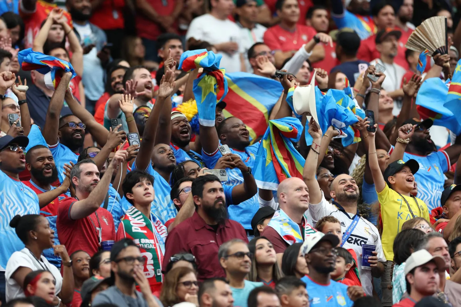مشجعو منتخب الكونغو الديمقراطية في مدرجات ملعب هيوستن خلال مباراة منتخبهم أمام البرتغال (إ.ب.أ)
