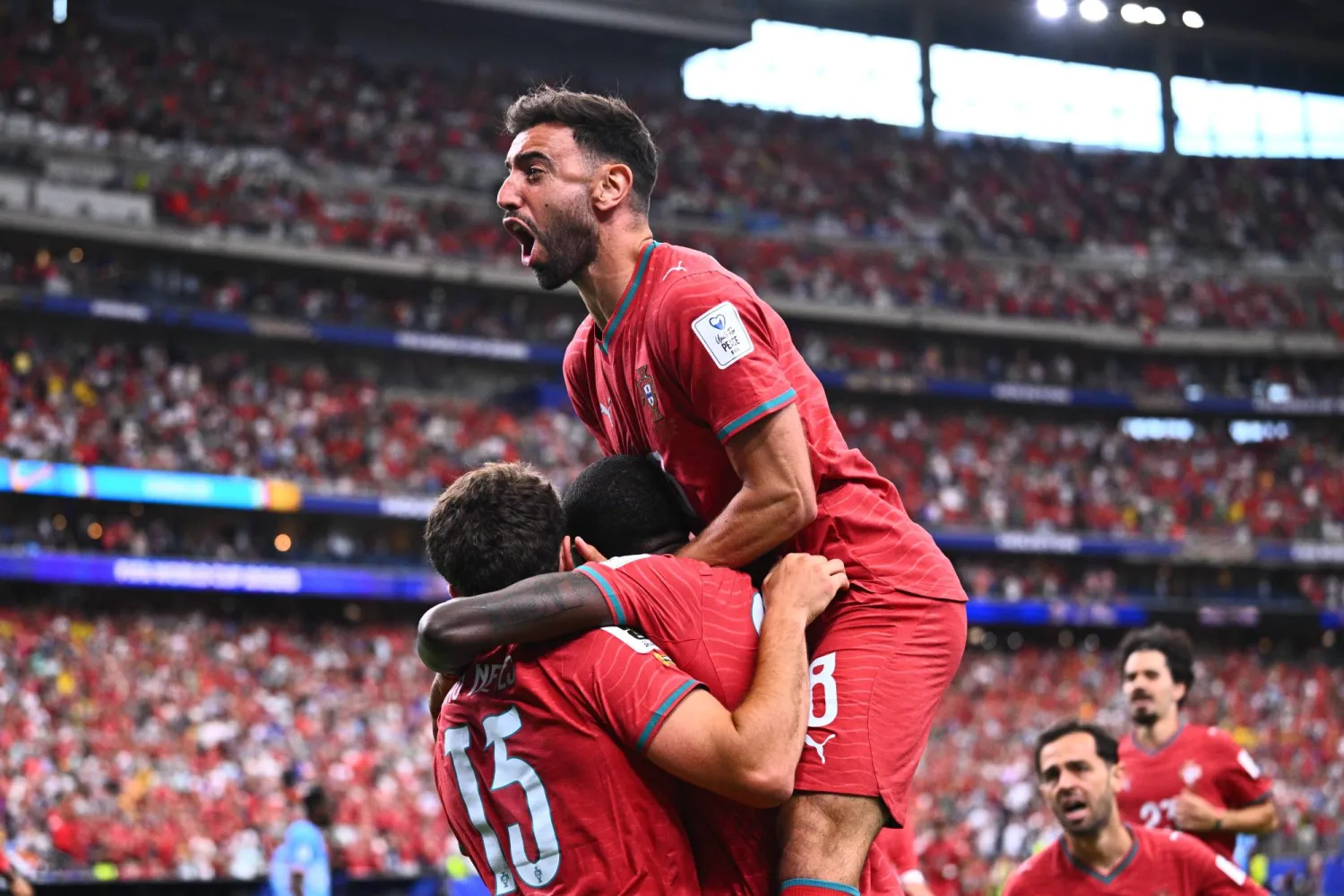 احتفال لاعب البرتغال جواو نيفيز بتسجيل الهدف الأول لمنتخبه مع زميله برونو فرنانديز (د.ب.أ)