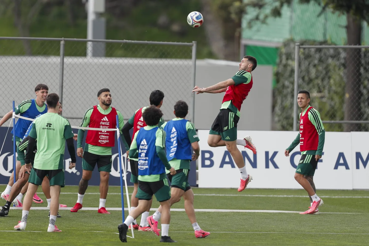 لاعبو المكسيك وحماس في التدريبات قبل الصدام الساخن مع كوريا الجنوبية (ا ب ا)