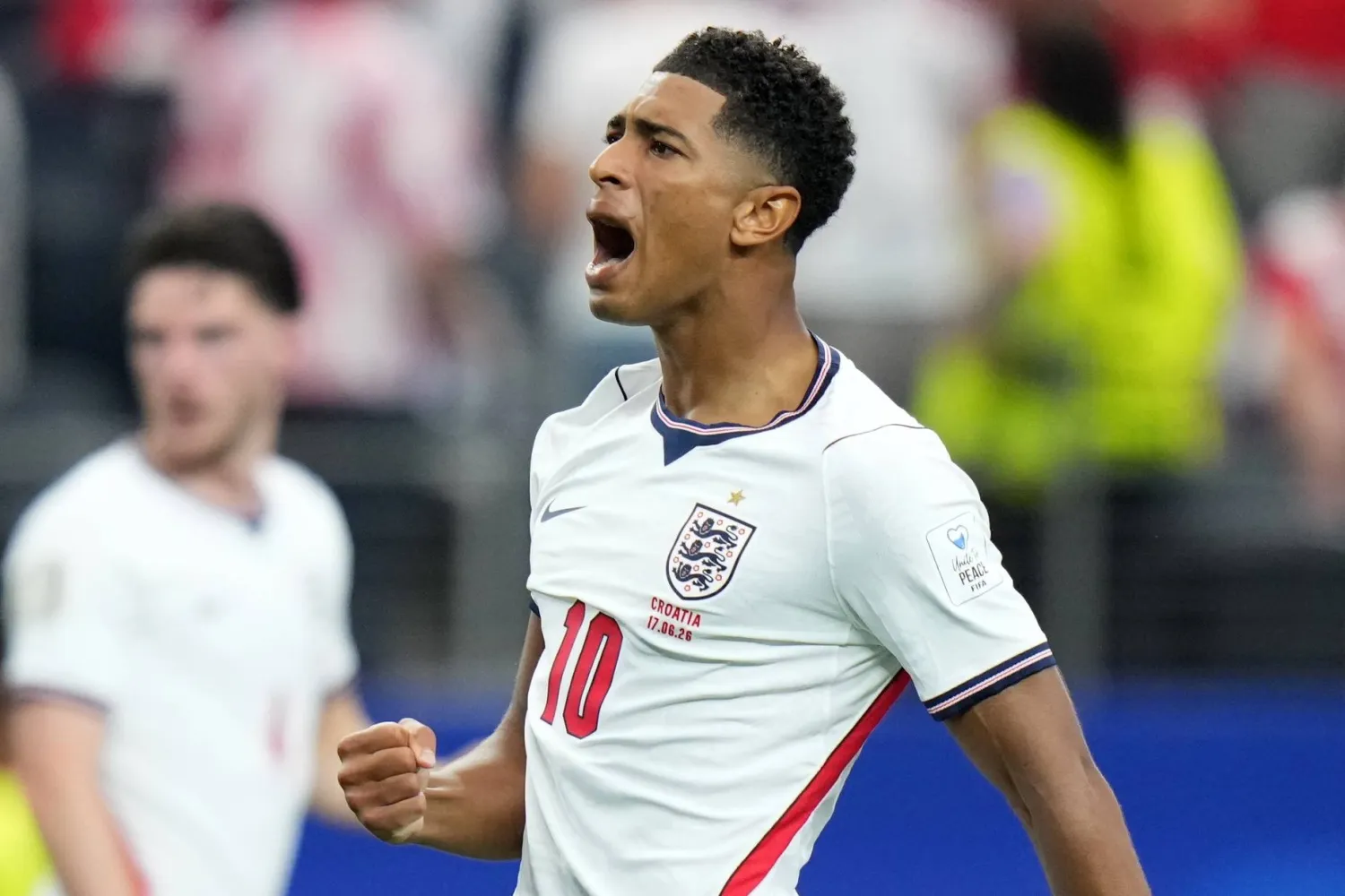 جود بيلينغهام يحتفل بتسجيل الهدف الثالث لمنتخب إنجلترا في شباك كرواتيا (إ.ب.أ)