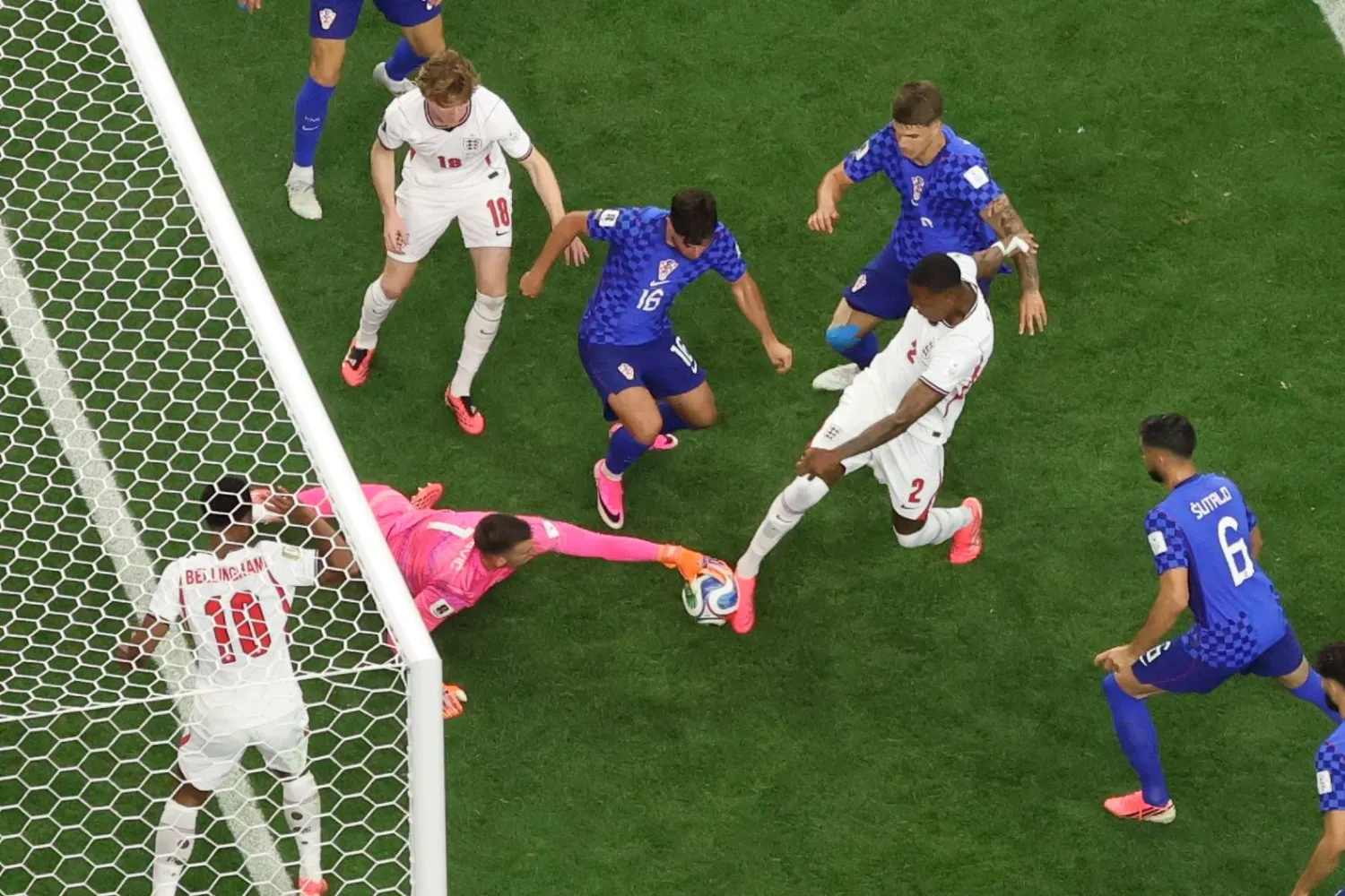 حارس مرمى المنتخب الكرواتي دومينيك ليفاكوفيتش يتصدى لتسديدة لاعب إنجلترا إزري كونسا (أ.ب)