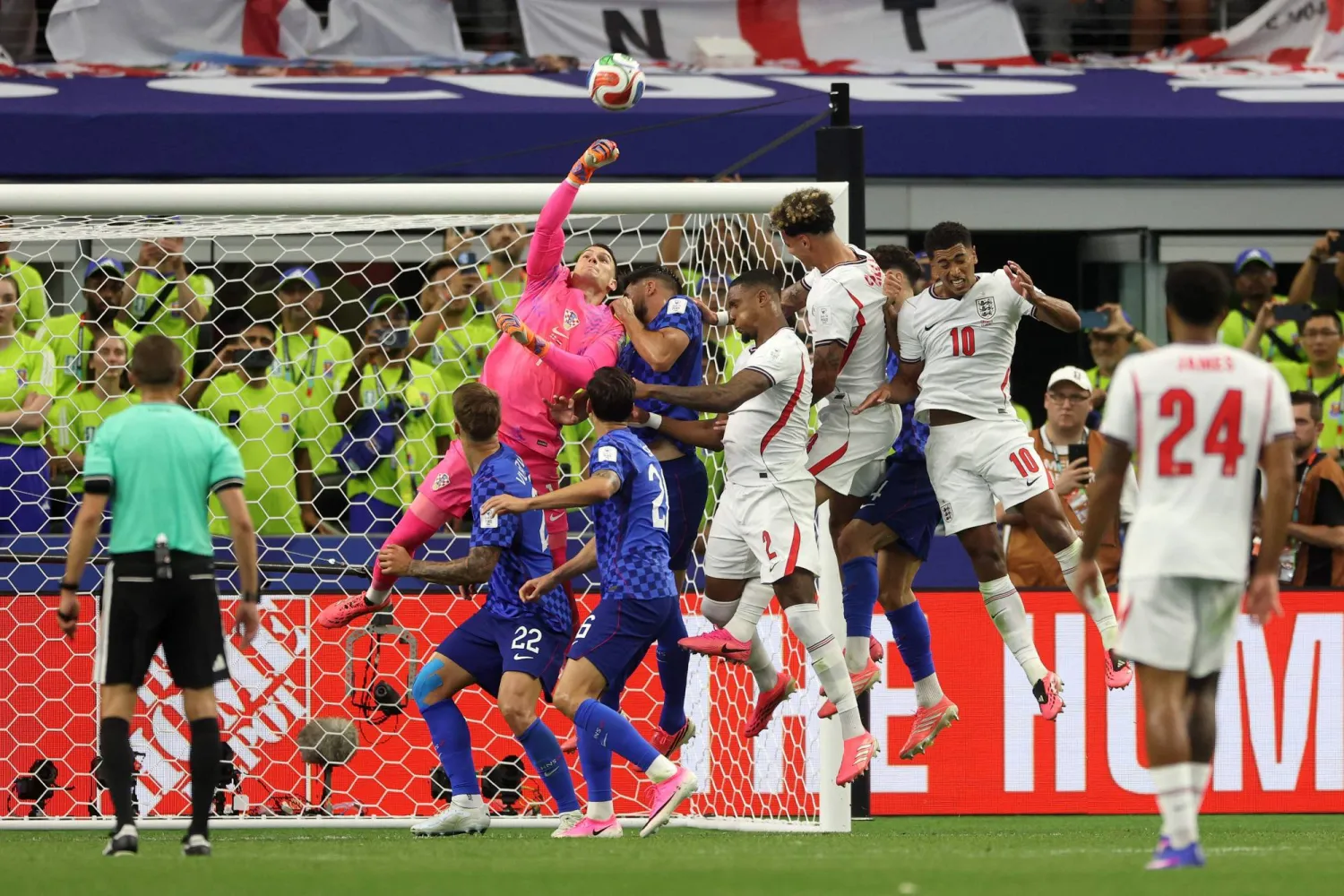 حارس مرمى المنتخب الكرواتي دومينيك ليفاكوفيتش يتصدى لإحدى الكرات (أ.ف.ب)