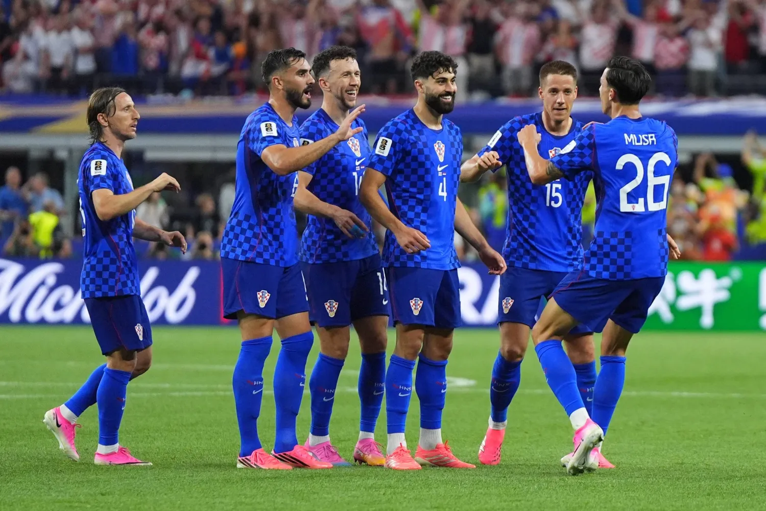 بيتر موسا يحتفل مع زملائه بعد تسجيل هدف التعادل 2-2 للمنتخب الكرواتي (إ.ب.أ)
