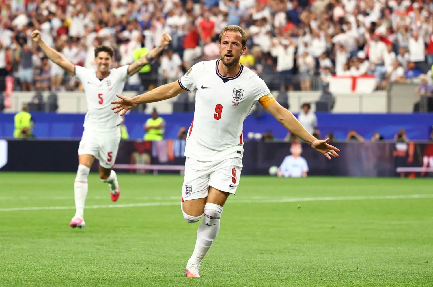 هاري كين يحتفل بتسجيل الهدف الثاني لمنتخب إنجلترا (رويترز)