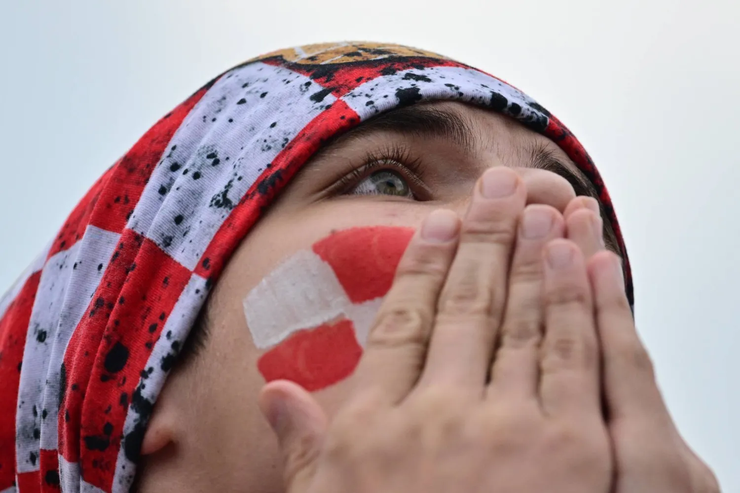 أحد المشجعين يتفاعل مع فرصة تسجيل مهدرة أثناء متابعته مباراة إنجلترا وكرواتيا (أ.ب)