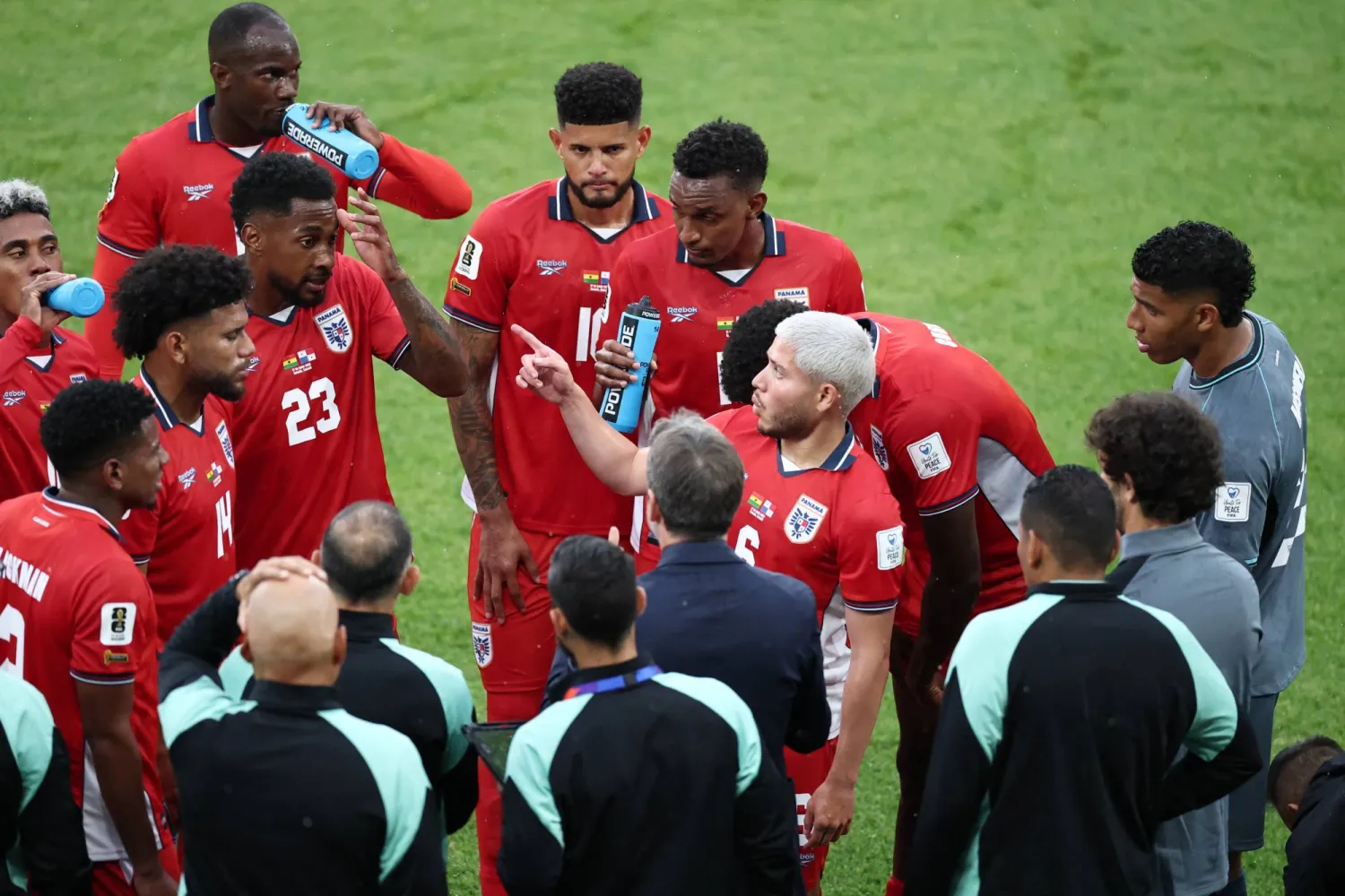 كريستيان مارتينيز لاعب بنما مع زملائه خلال استراحة لشرب الماء (رويترز)