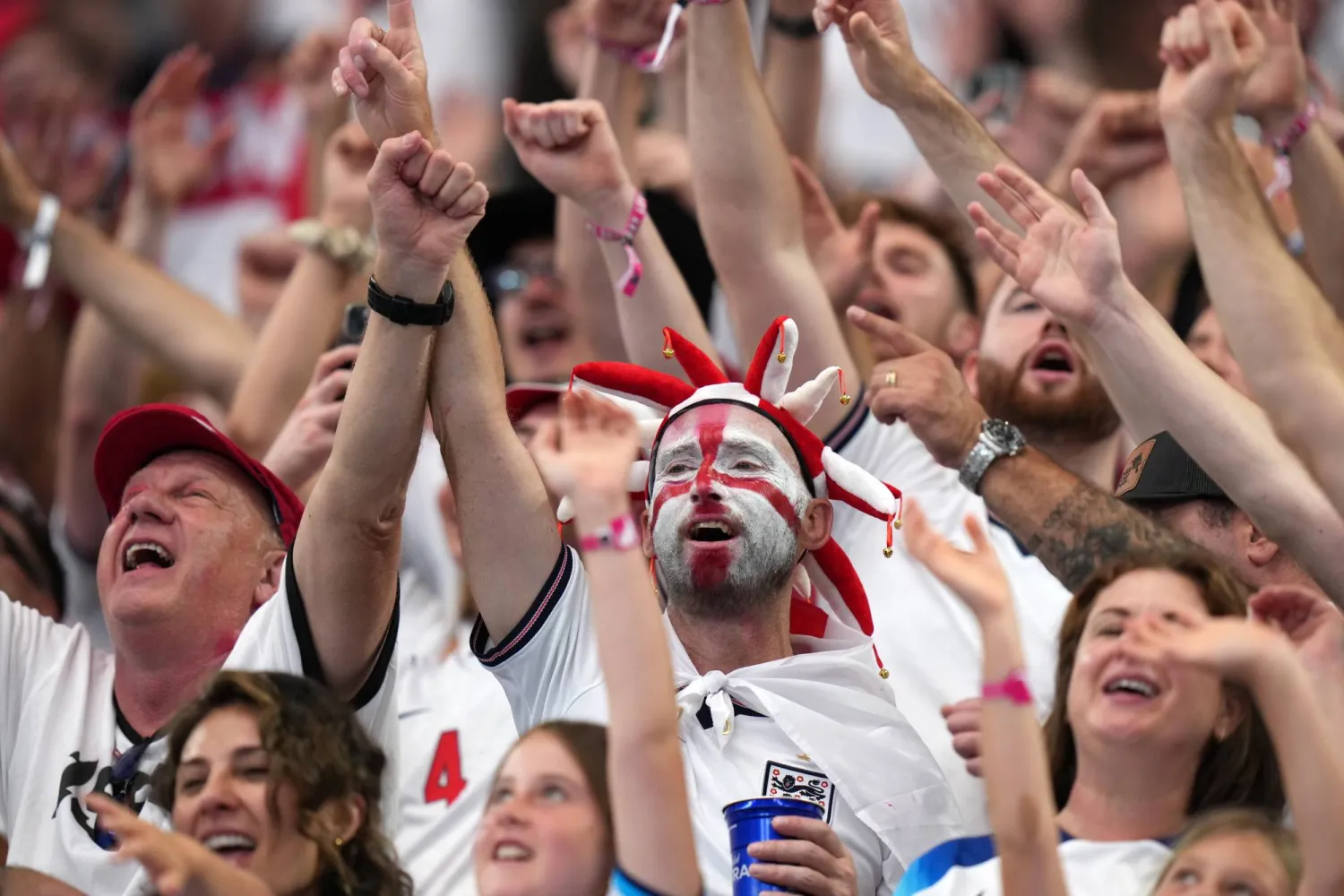 مشجعون يهتفون لمنتخب إنجلترا خلال المباراة أمام كرواتيا (إ.ب.أ)