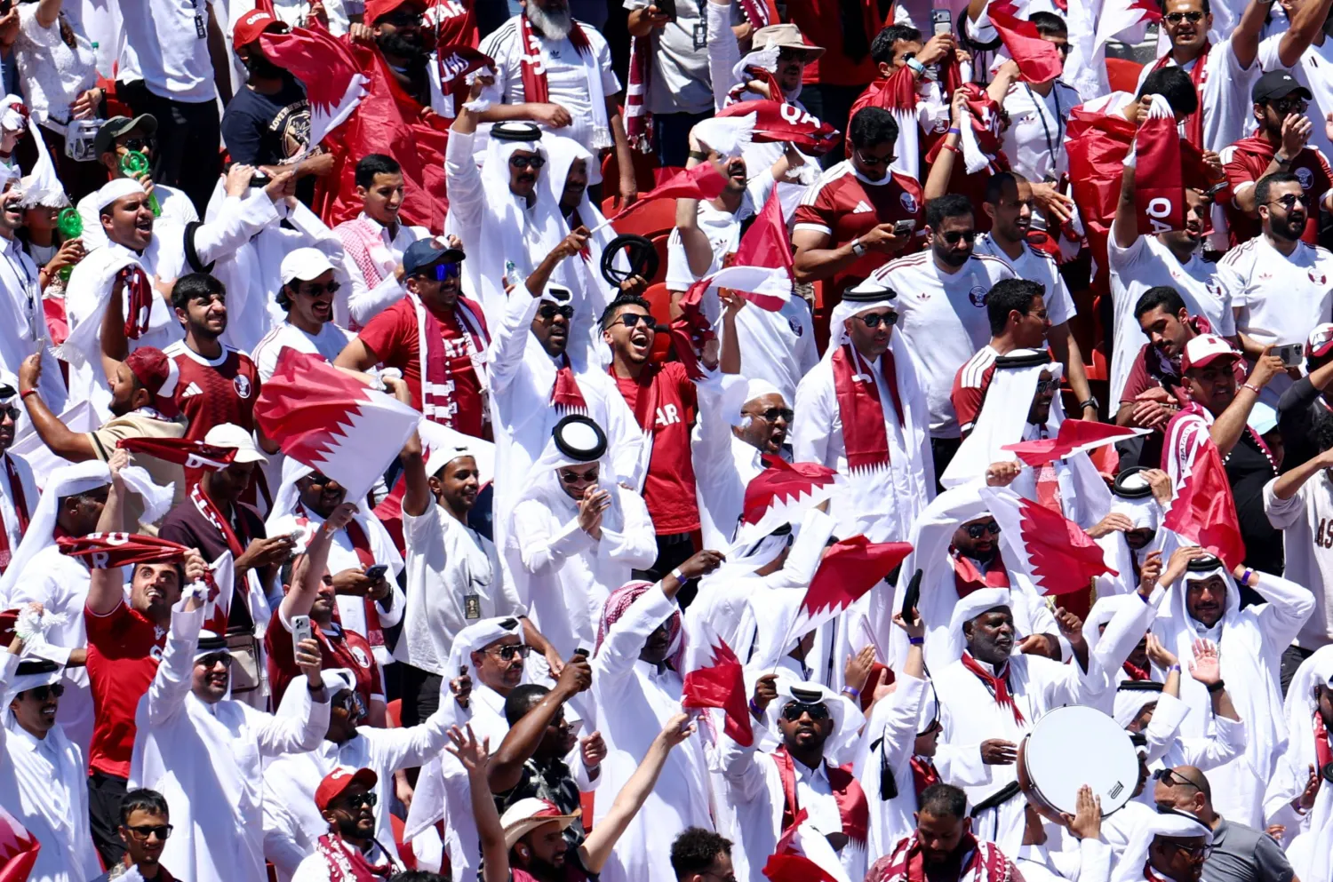 جماهير قطرية تساند منتخب بلادها في المباراة الأولى أمام سويسرا (رويترز)