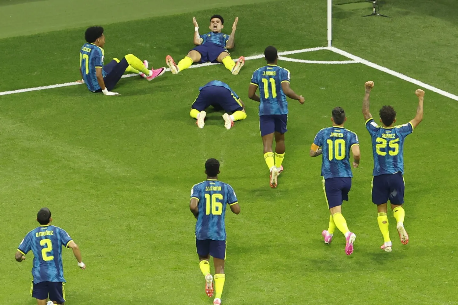 يحتفل لاعبو منتخب كولومبيا بعد تسجيل هدف في شباك أوزبكستان (إ.ب.أ)