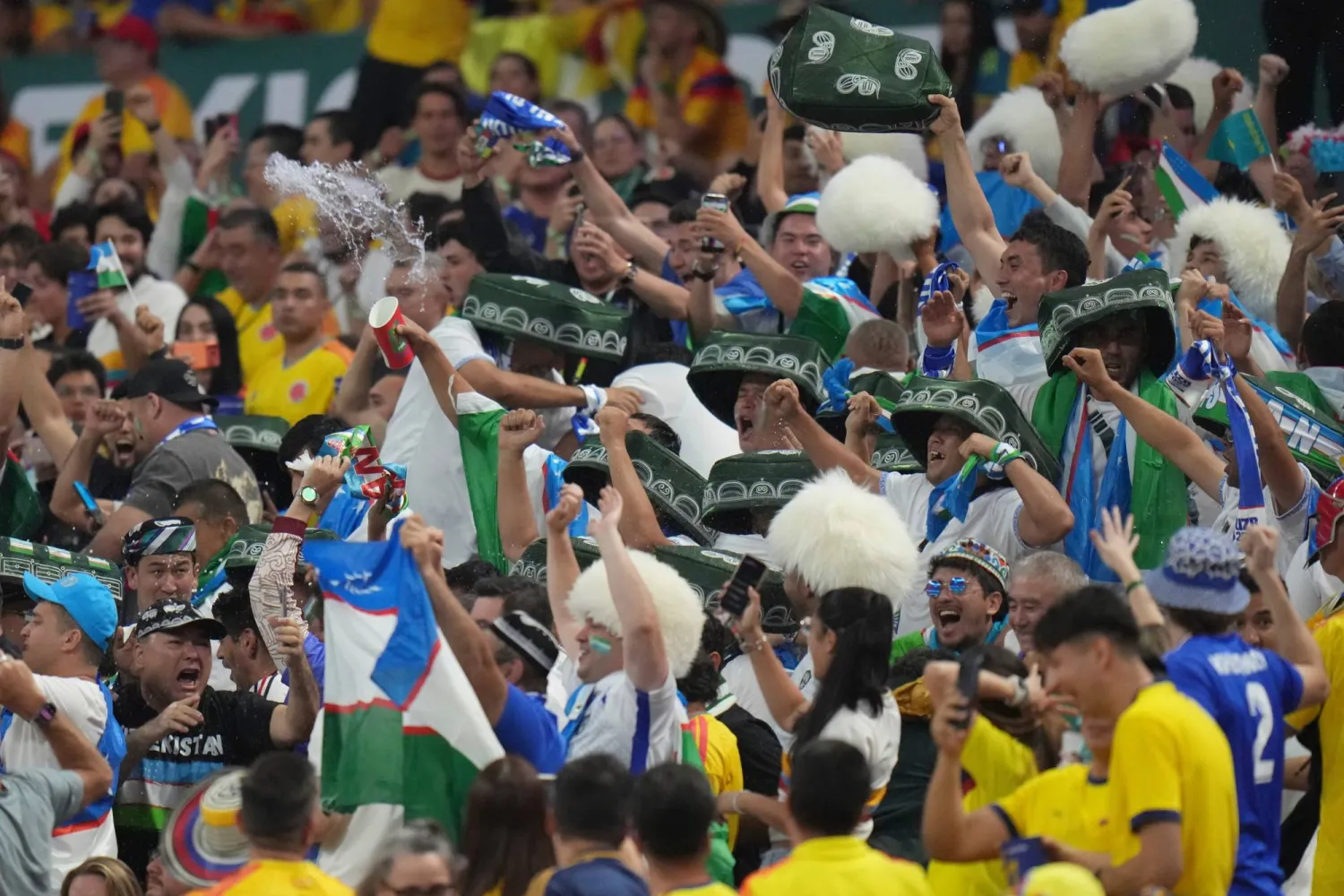 جماهير أوزبكستان تتفاعل مع ظهور منتخب بلادها الأول في المونديال (أ.ب)