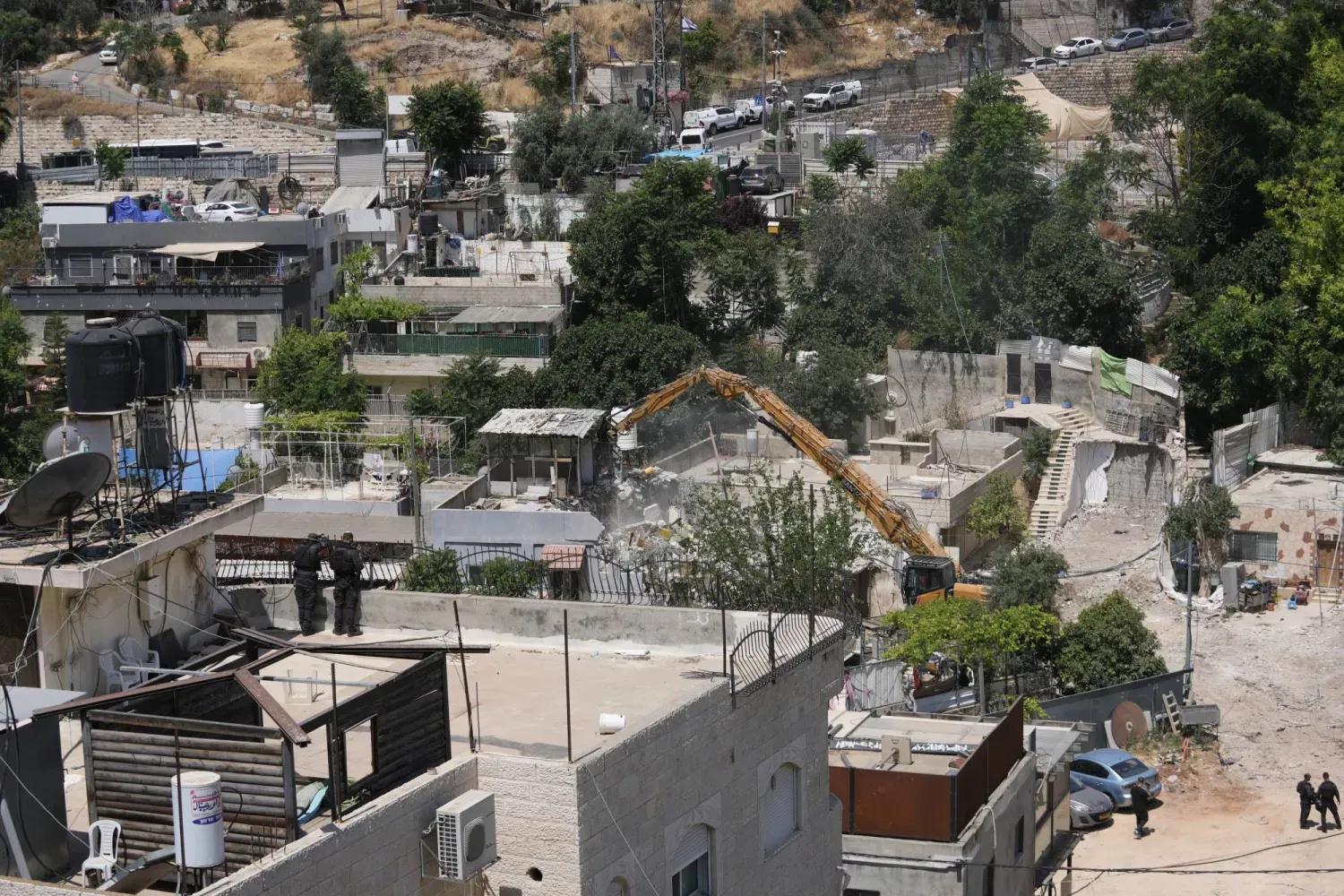 İsrail makamları, geçen mayıs ayında Doğu Kudüs'teki Silvan Mahallesi'nde bir Filistinlinin evini yıktı (AP)