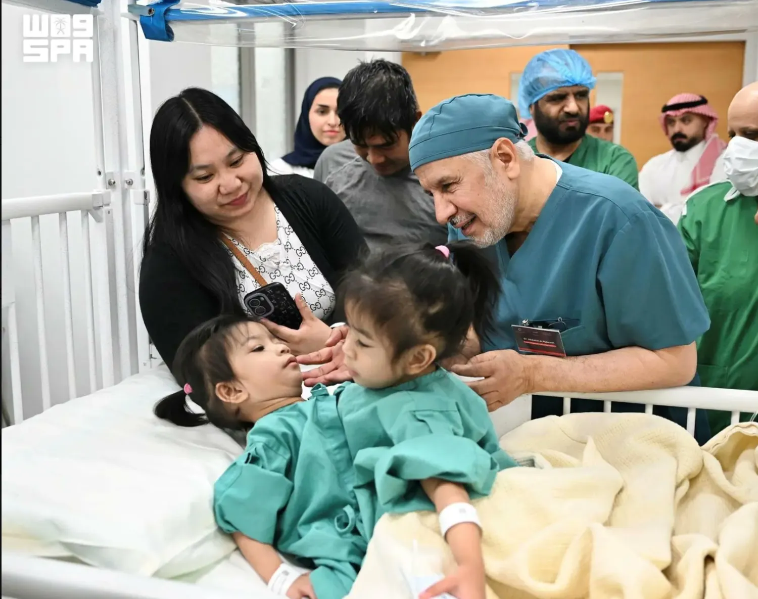 رئيس الفريق الطبي والجراحي للبرنامج السعودي للتوائم الملتصقة الدكتور عبد الله الربيعة قبل بدء العملية (واس)