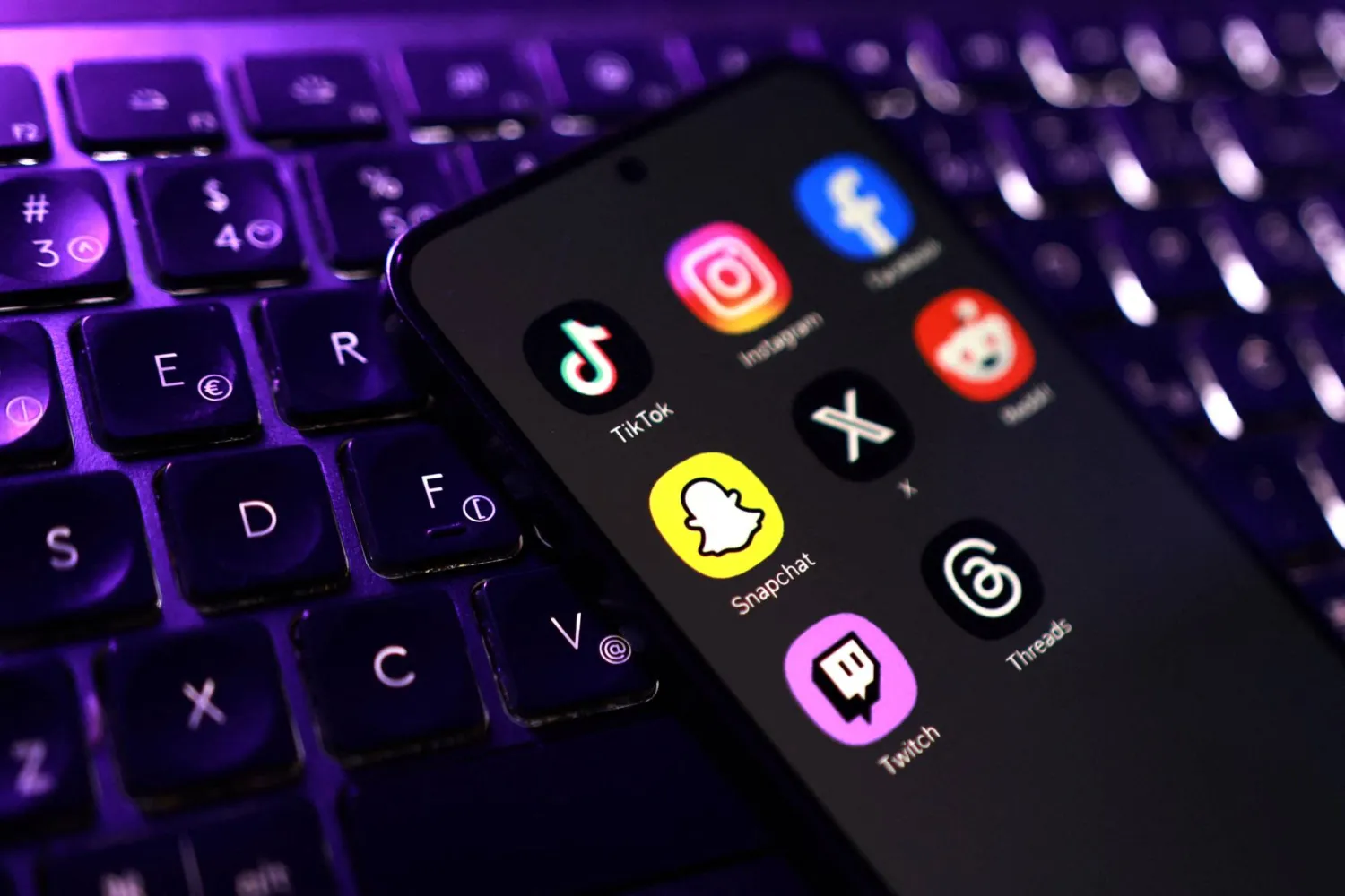 يشمل القرار منصات التواصل الاجتماعي التي تُتيح للمستخدم إنشاء حسابات أو ملفات شخصية (رويترز)