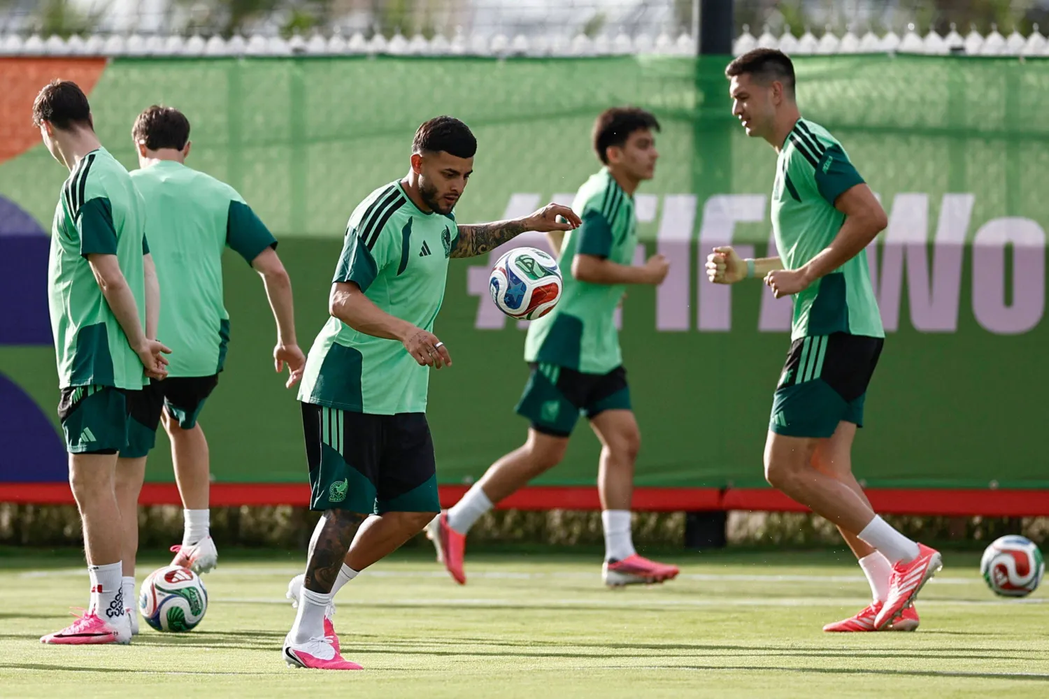تسعى المكسيك إلى حجز بطاقة التأهل إلى الدور الـ32 من كأس العالم (أ.ف.ب)
