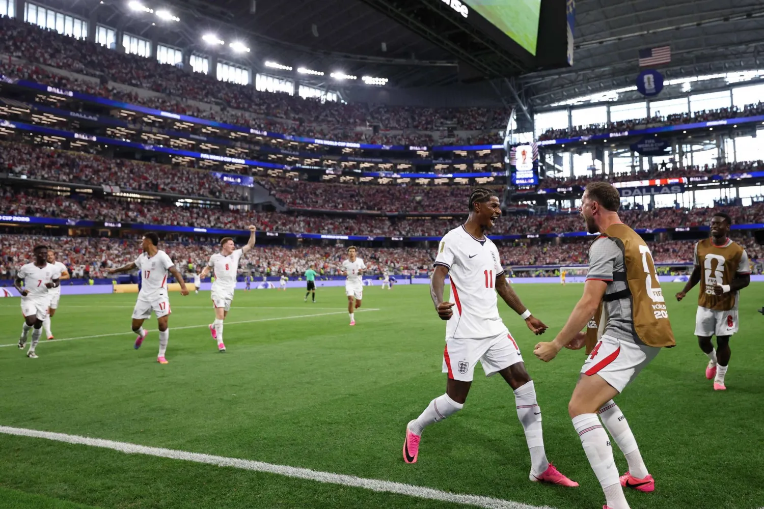 راشفورد يحتفل مع جوردان هندرسون بعد تسجيله الهدف الرابع (أ.ف.ب)
