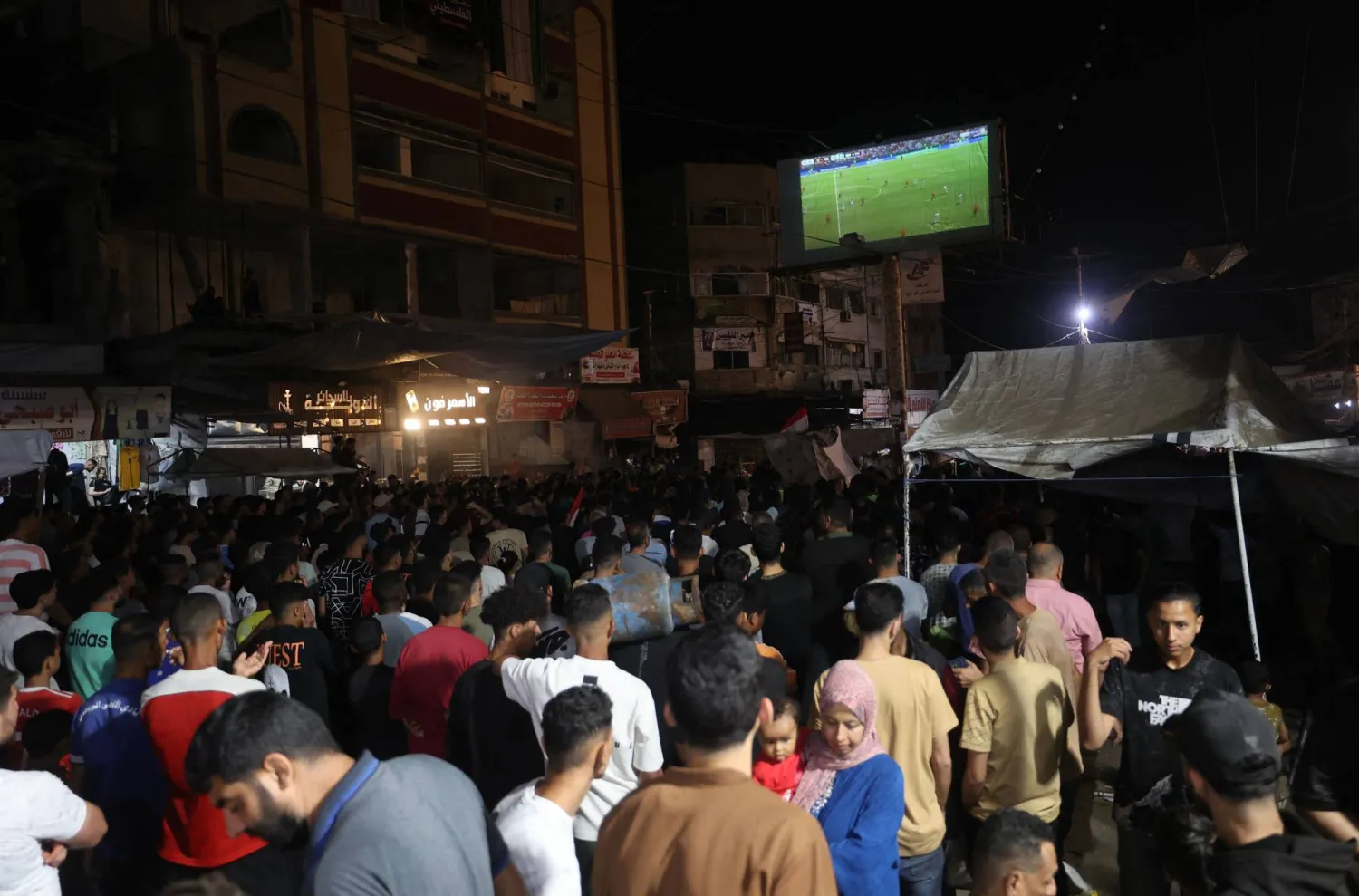 مشجعو كرة القدم الفلسطينيون يشاهدون مباراة المجموعة «ج» في كأس العالم لكرة القدم 2026 (أ.ف.ب)