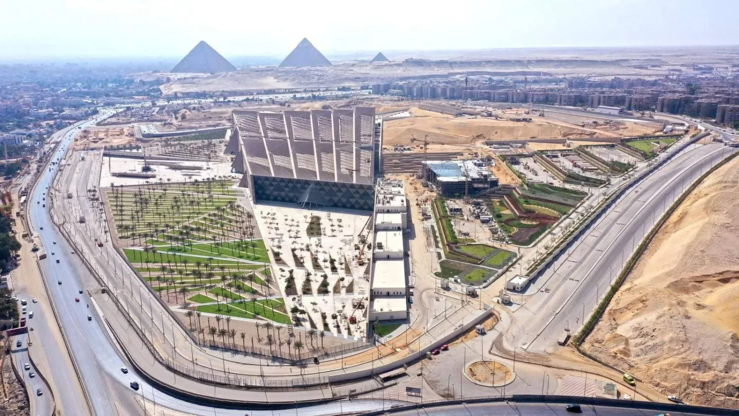 المتحف المصري الكبير يُشكّل منطقة سياحية مفتوحة على الأهرامات (وزارة السياحة والآثار)